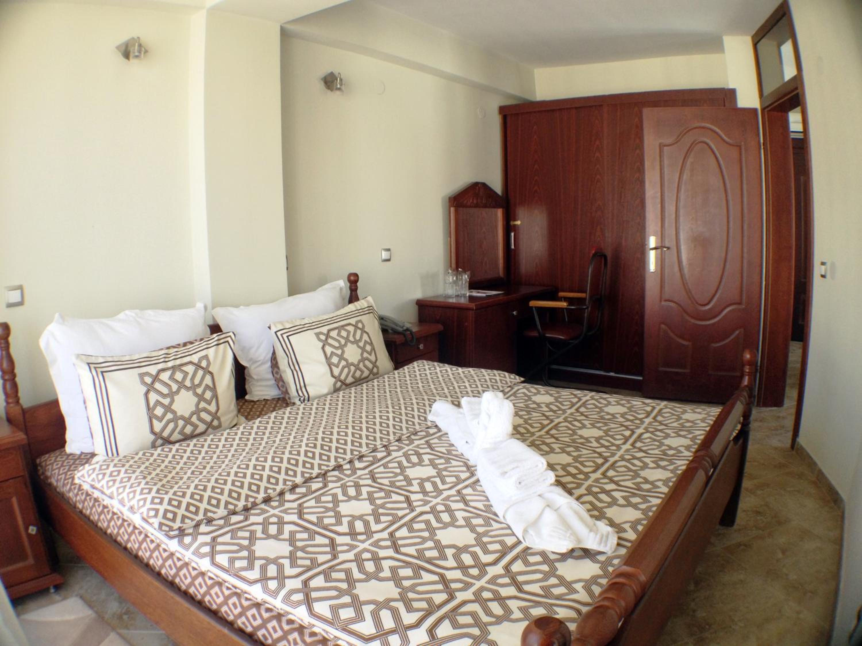 Superior Suite with Side Lake View - Photo 1