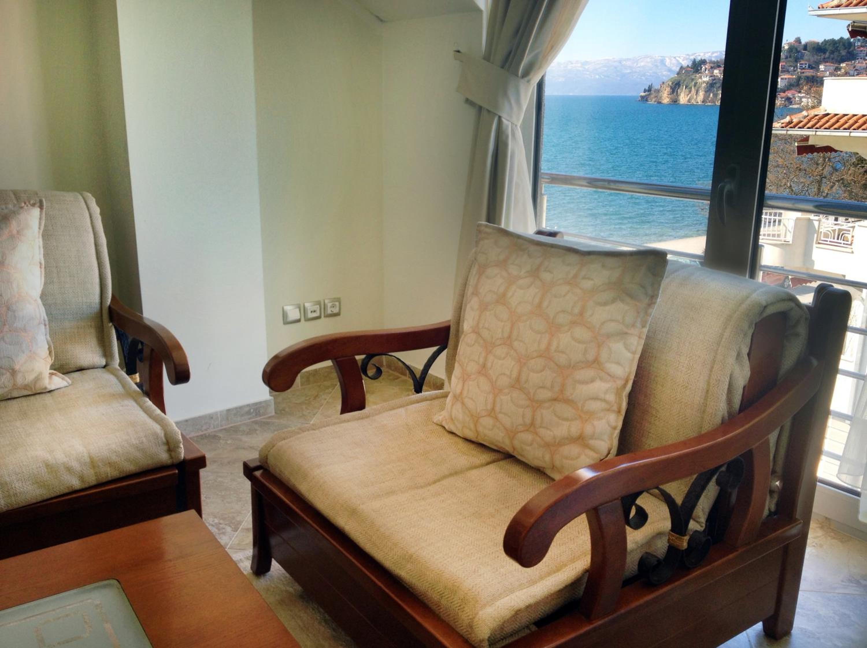 Superior Suite with Side Lake View - Photo 3
