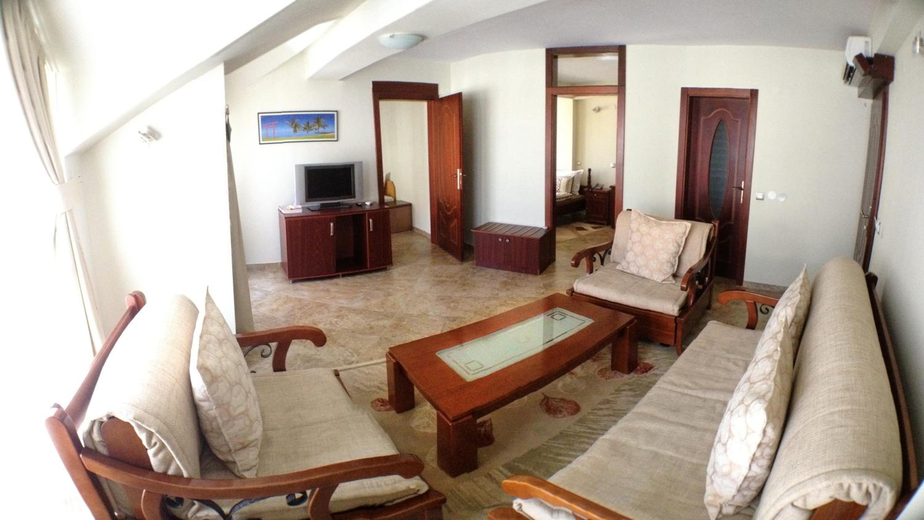 Superior Suite with Side Lake View - Photo 4