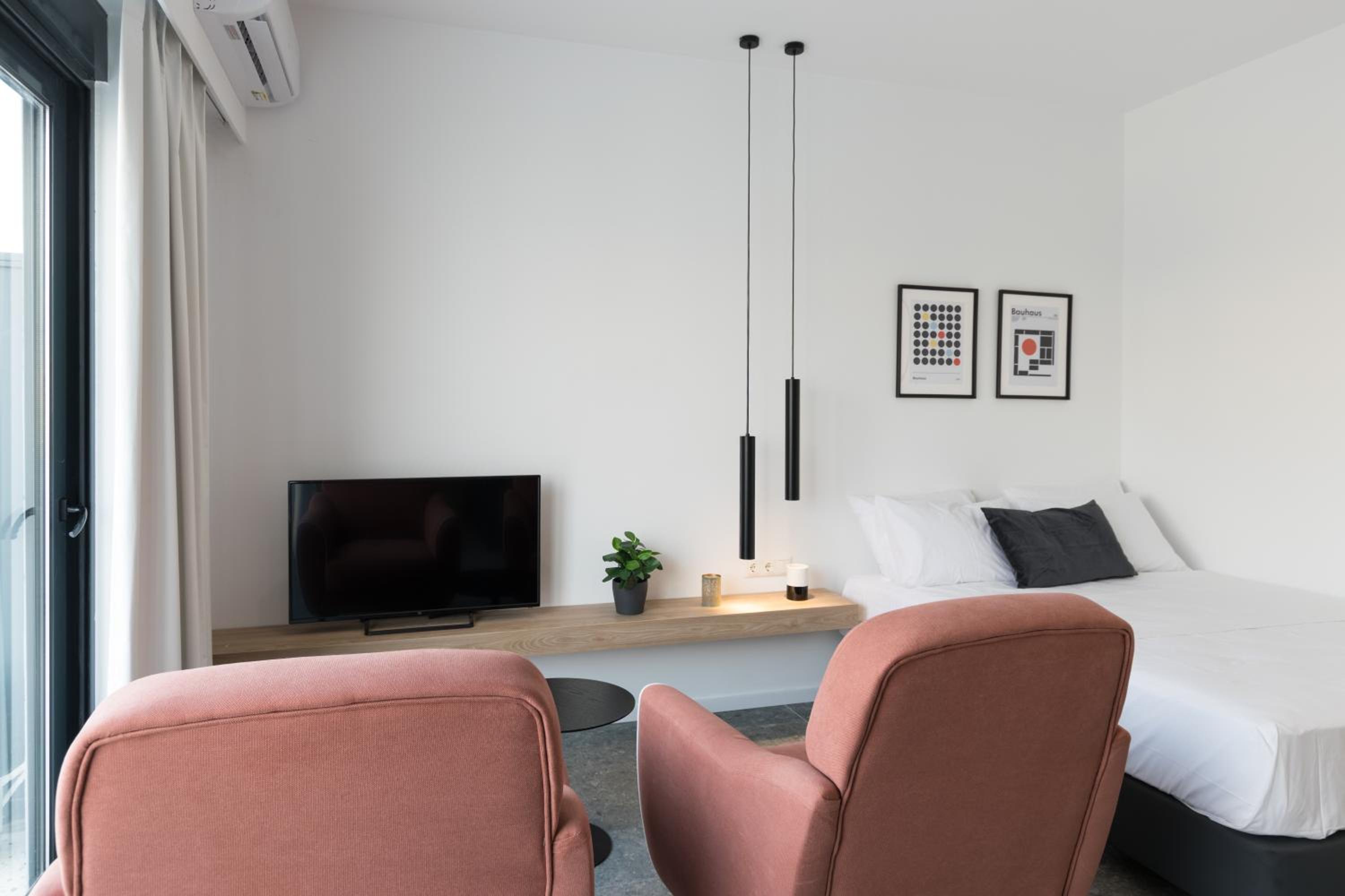 One-Bedroom Apartment photo 1