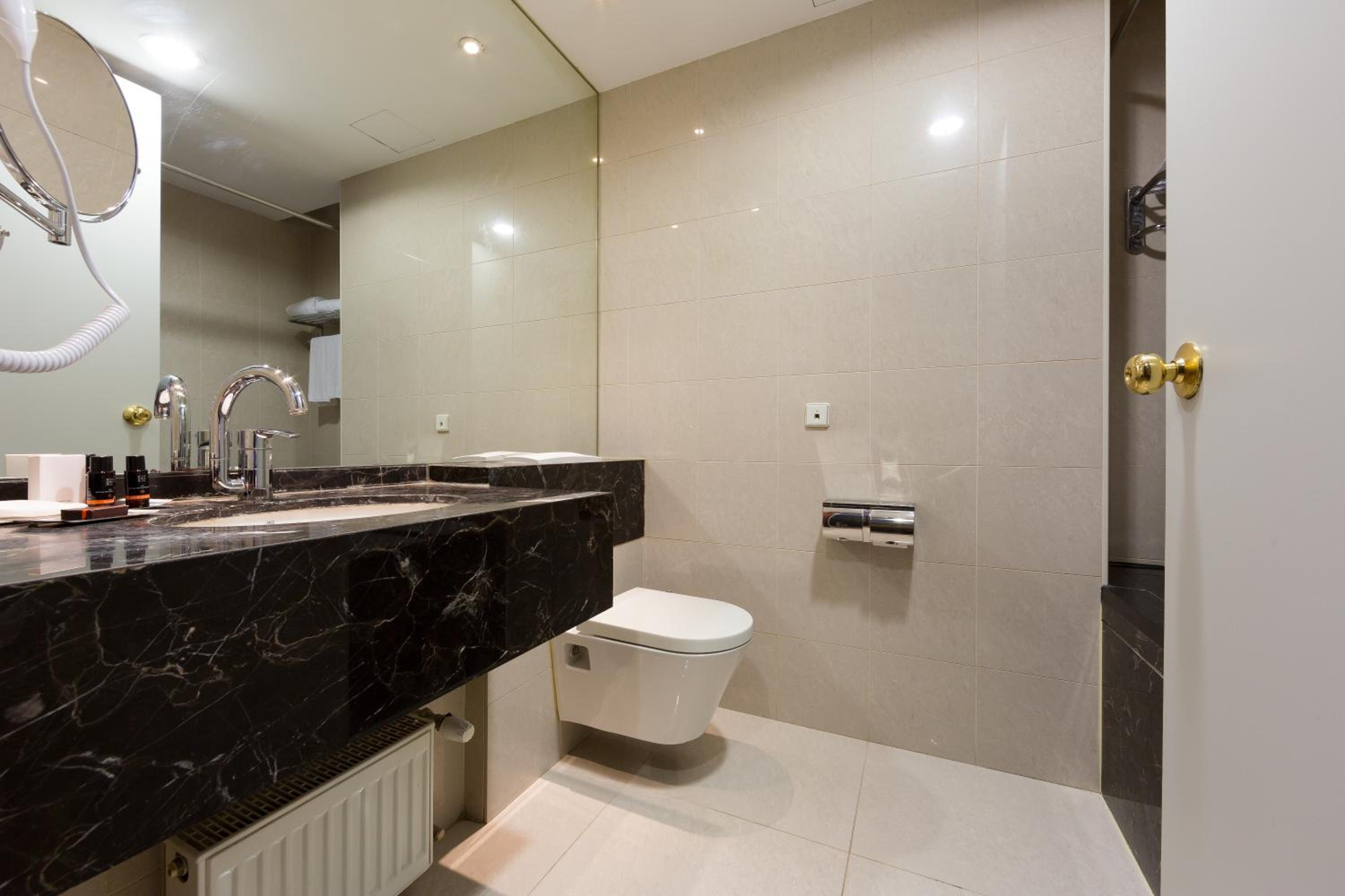 Deluxe Suite - Photo 5