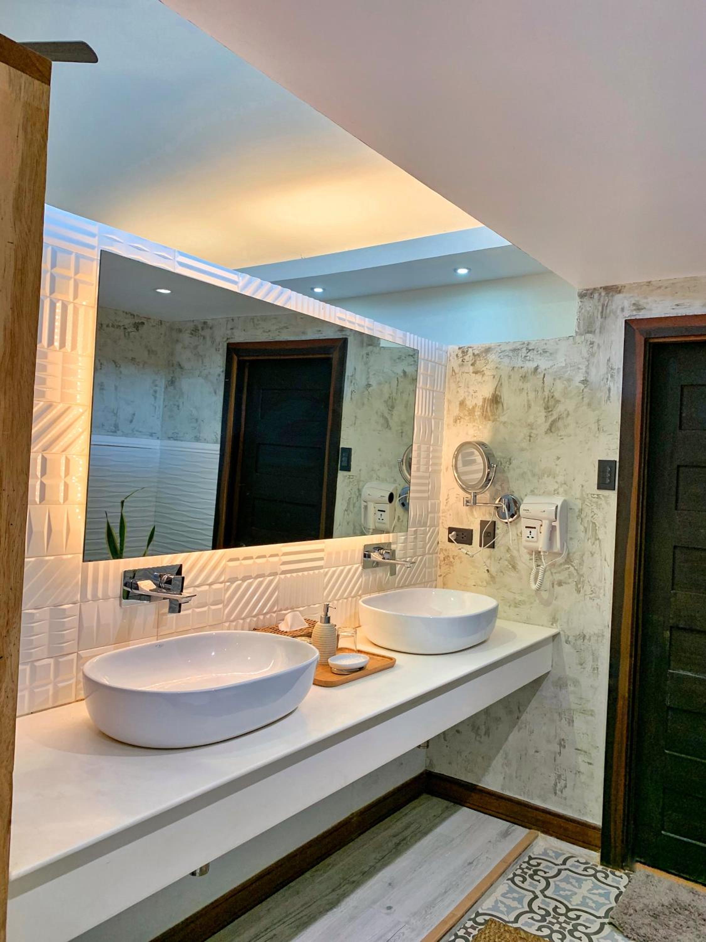 Deluxe Double Room (2 Adults + 1 Child) photo 3