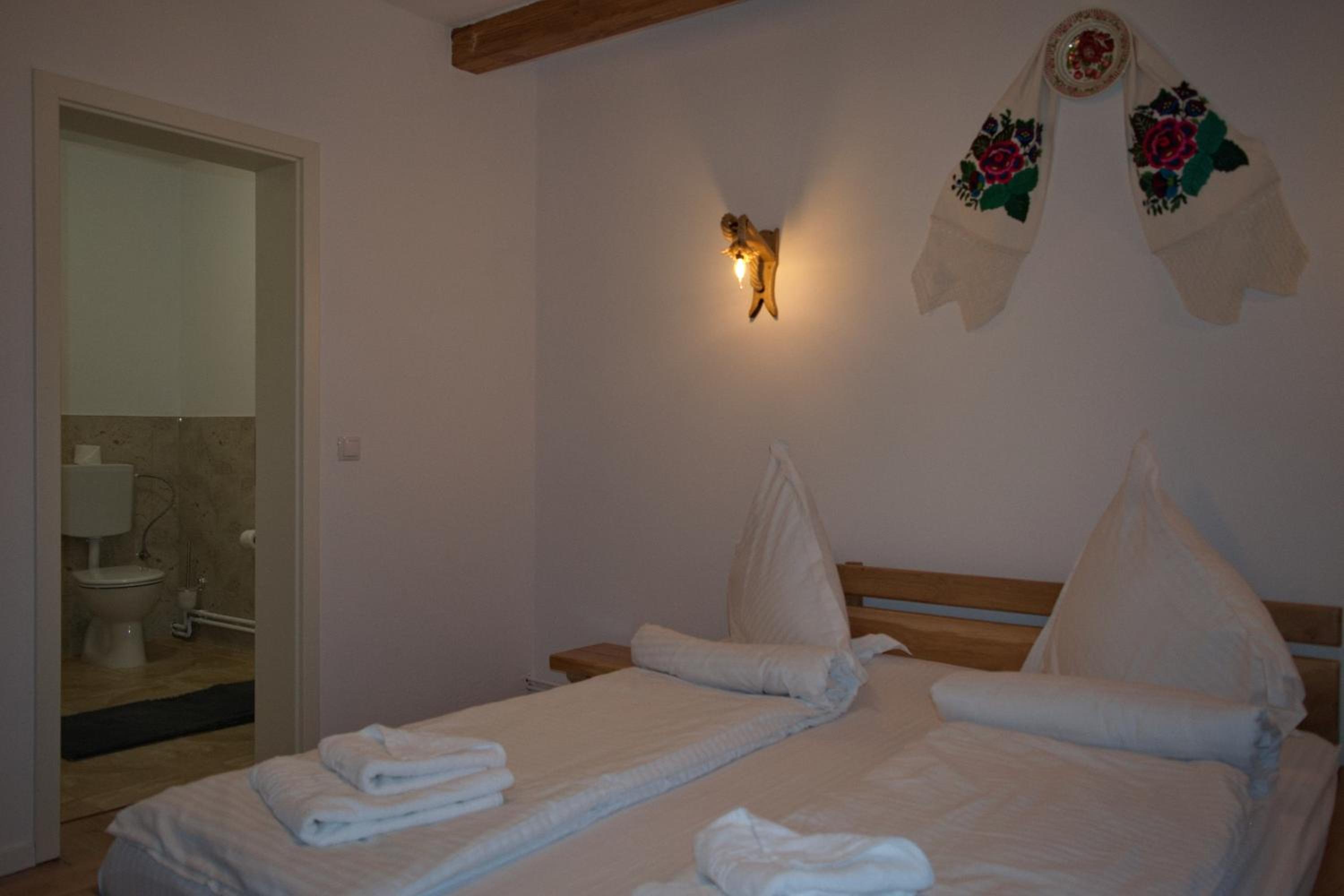 Double Room with Private Bathroom - Photo 33