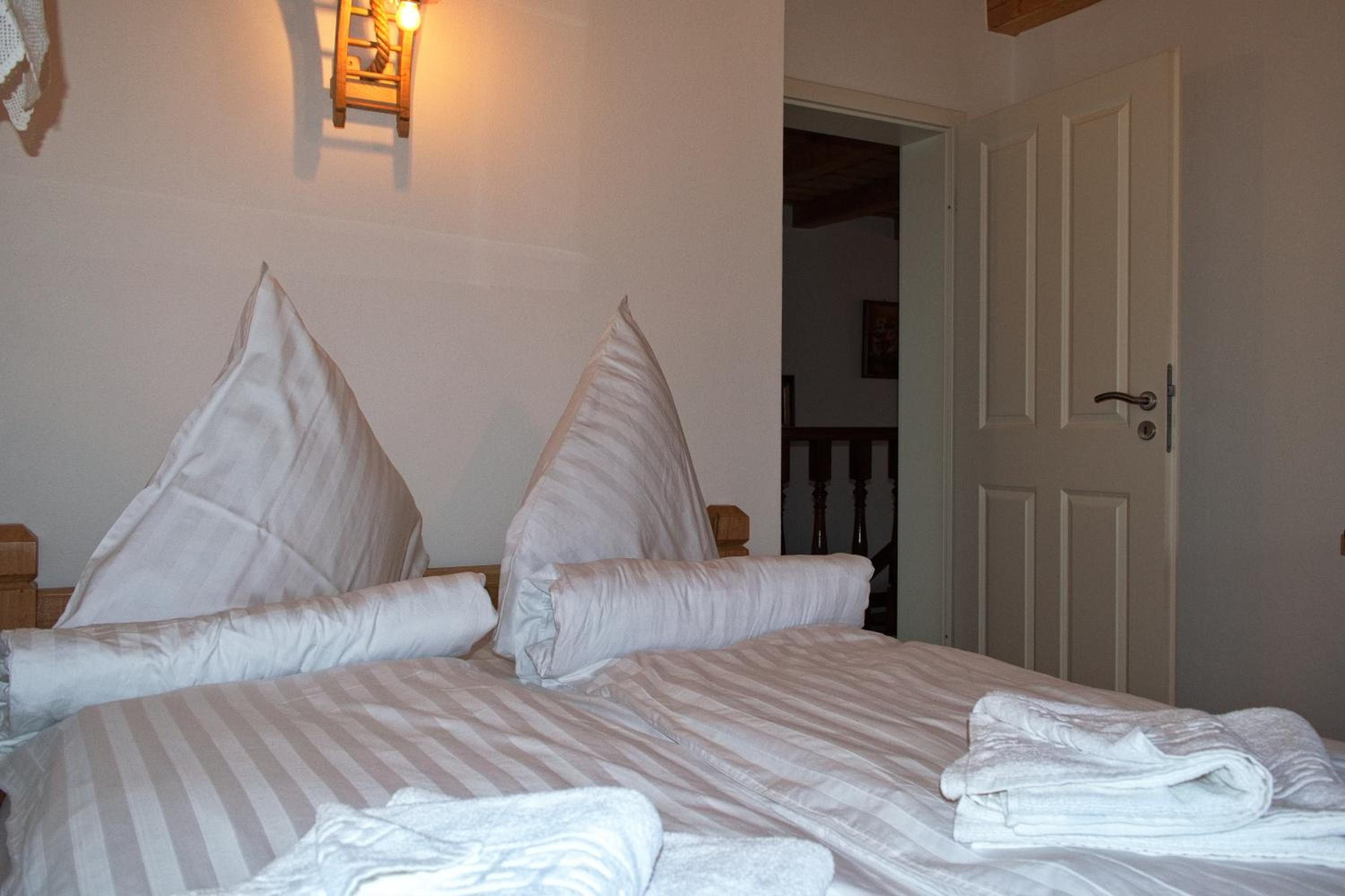 Double Room with Private Bathroom - Photo 30