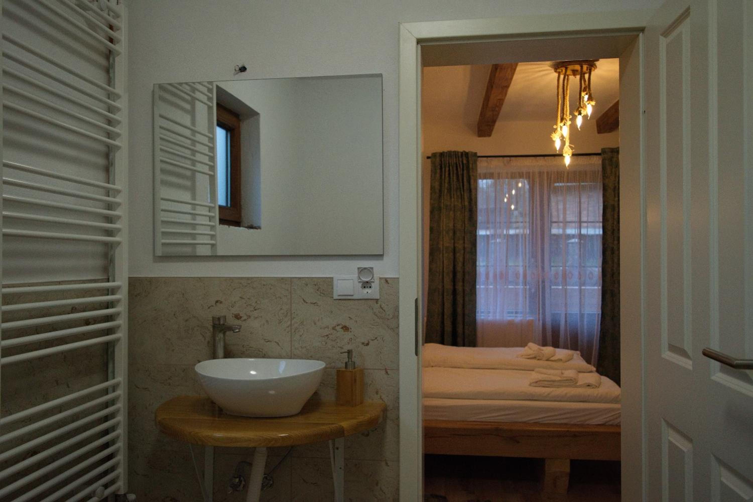 Double Room with Private Bathroom - Photo 22