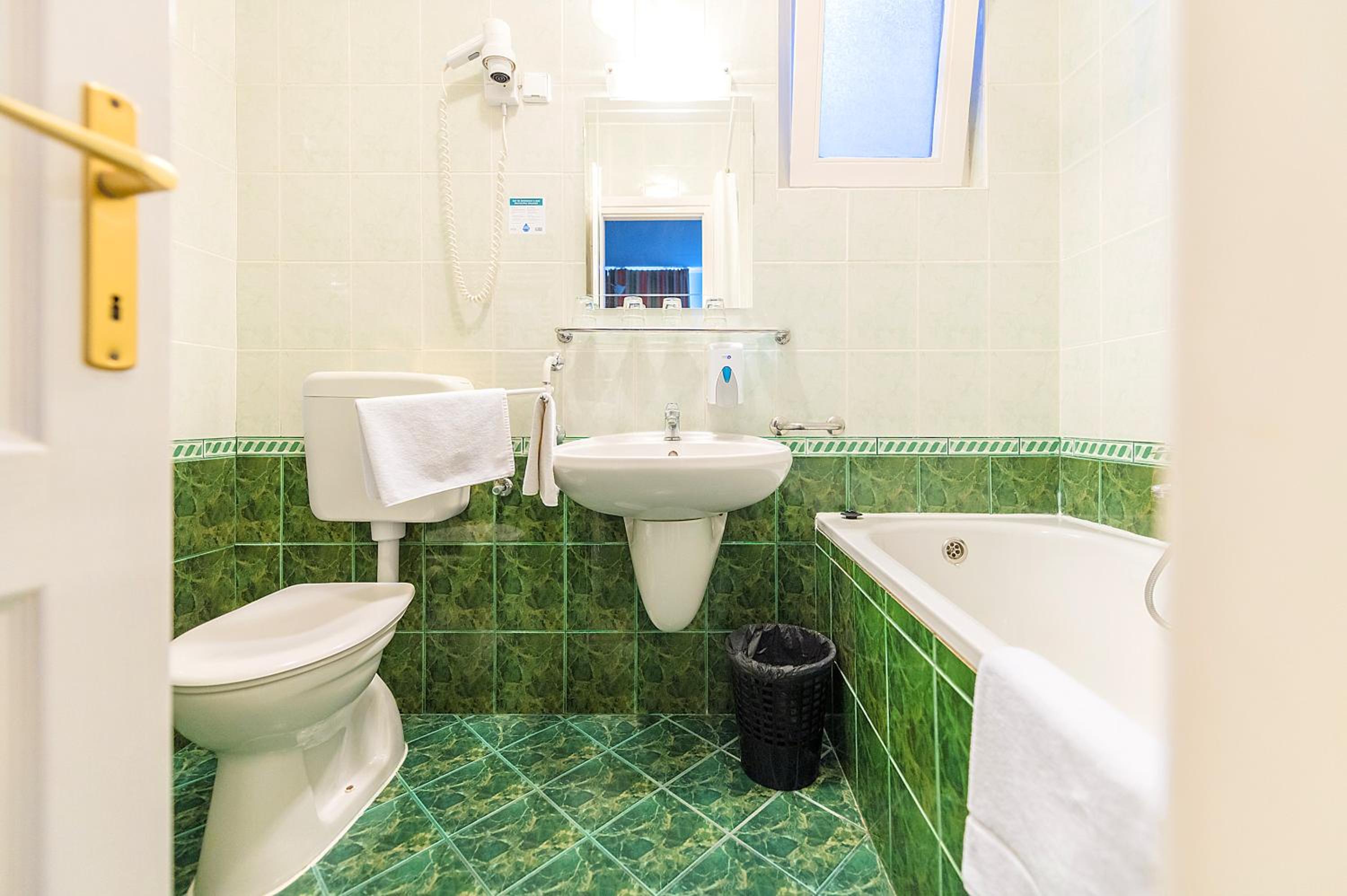 Quadruple Room - Photo 5
