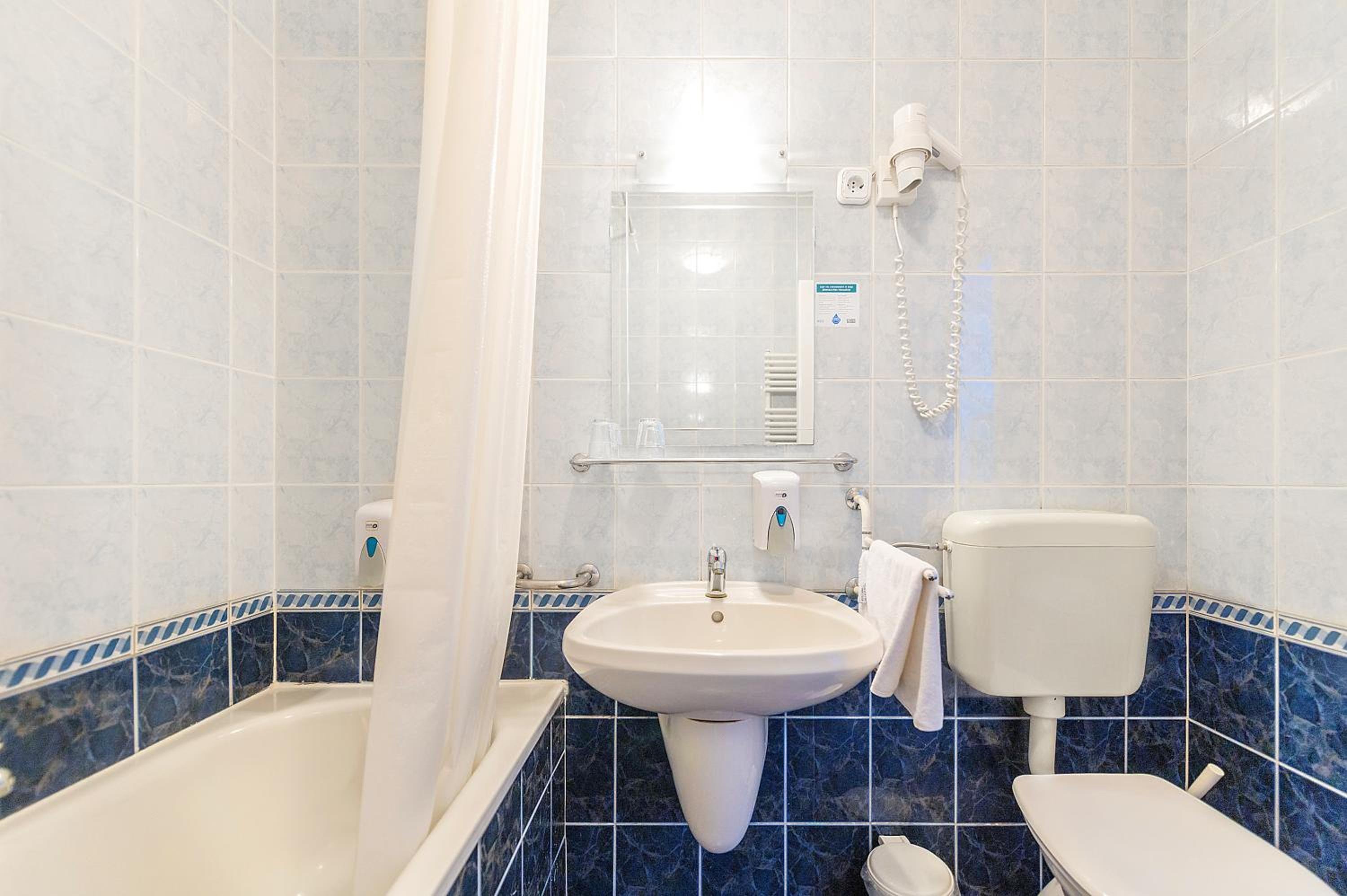 Triple Room - Photo 6