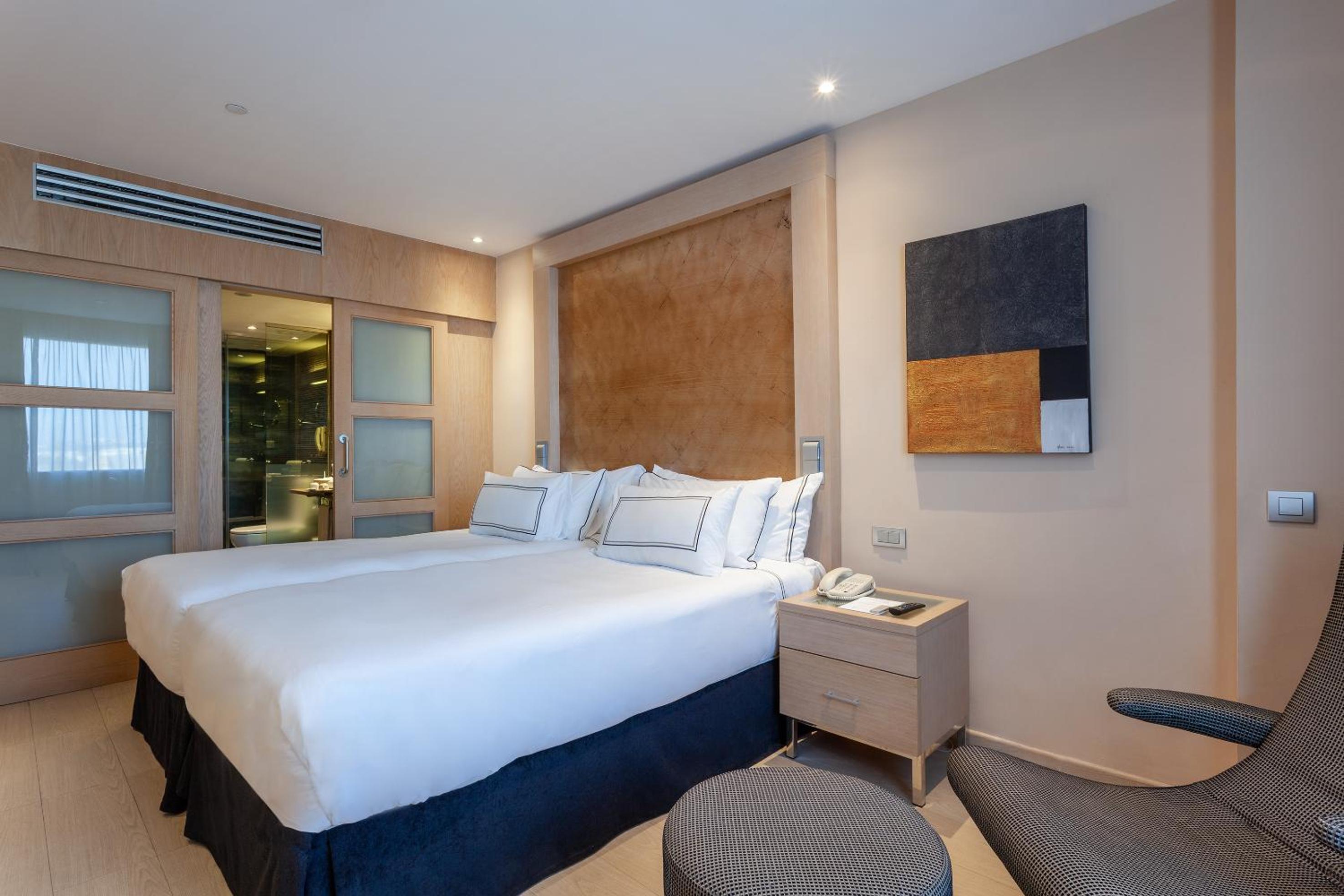 Melia Twin Room thumbnail 6