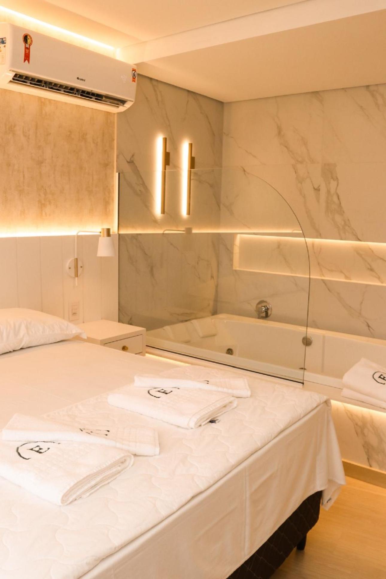 Queen Suite with Spa Bath photo 1
