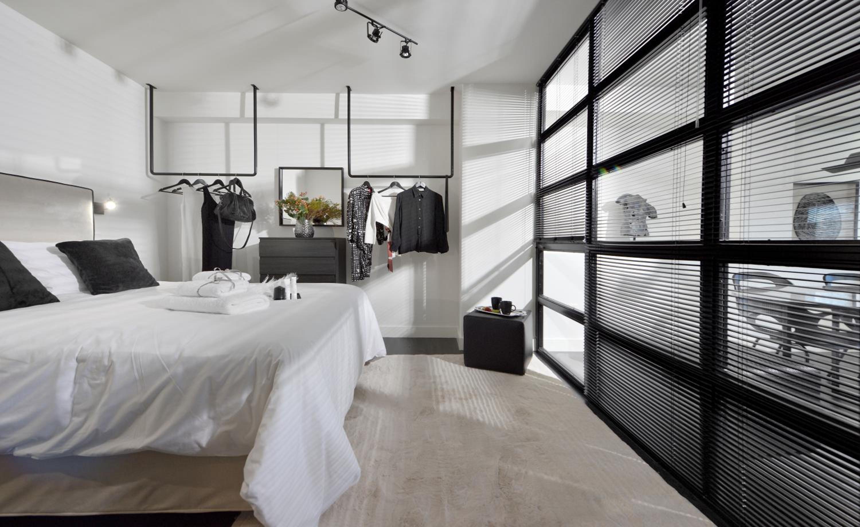 Deluxe Loft with Acropolis View & Hot Tub