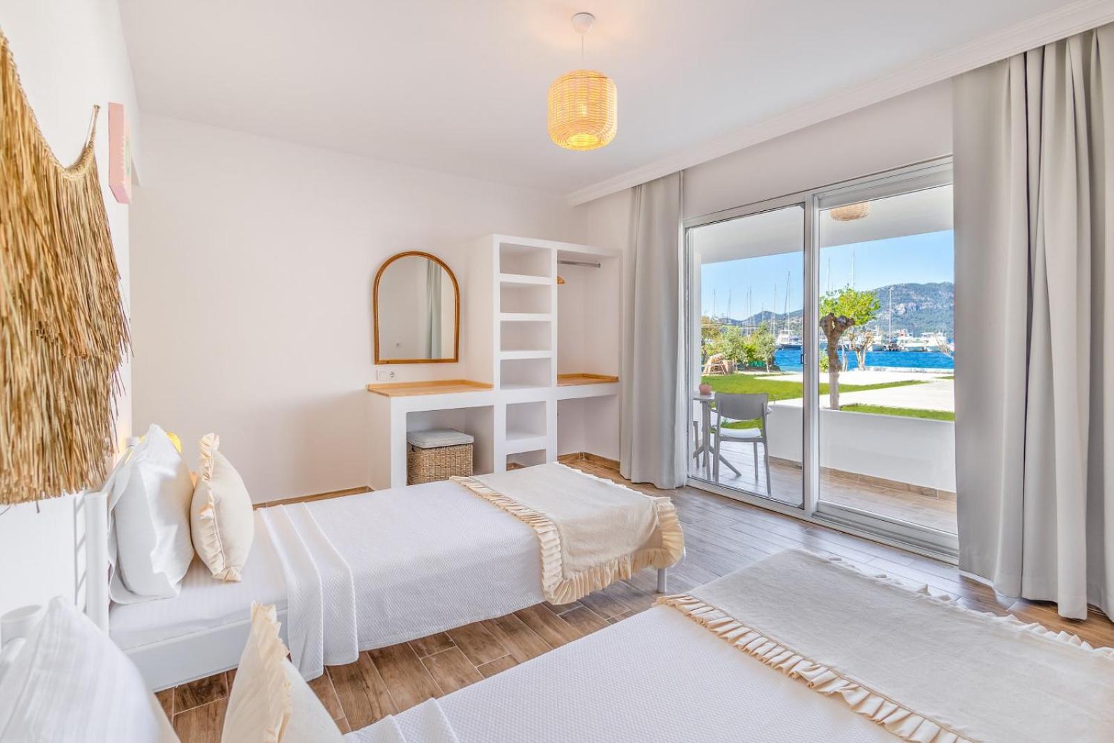 Family Room with Sea View - Photo 2