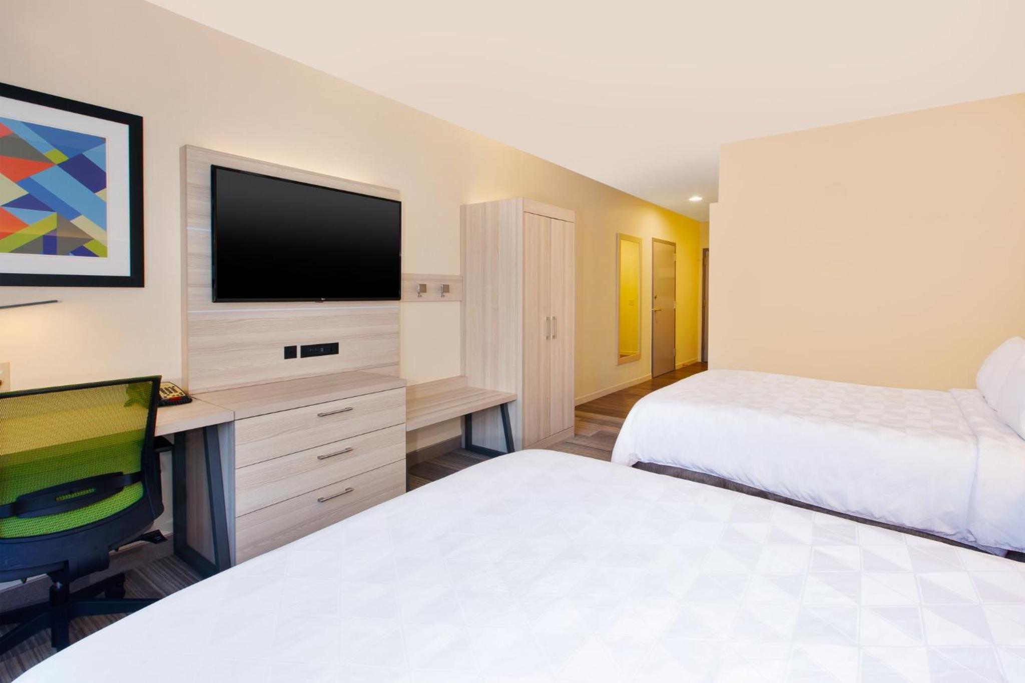 Standard Queen Room with Two Queen Beds and Roll-In Shower - Mobility Access, photo 6