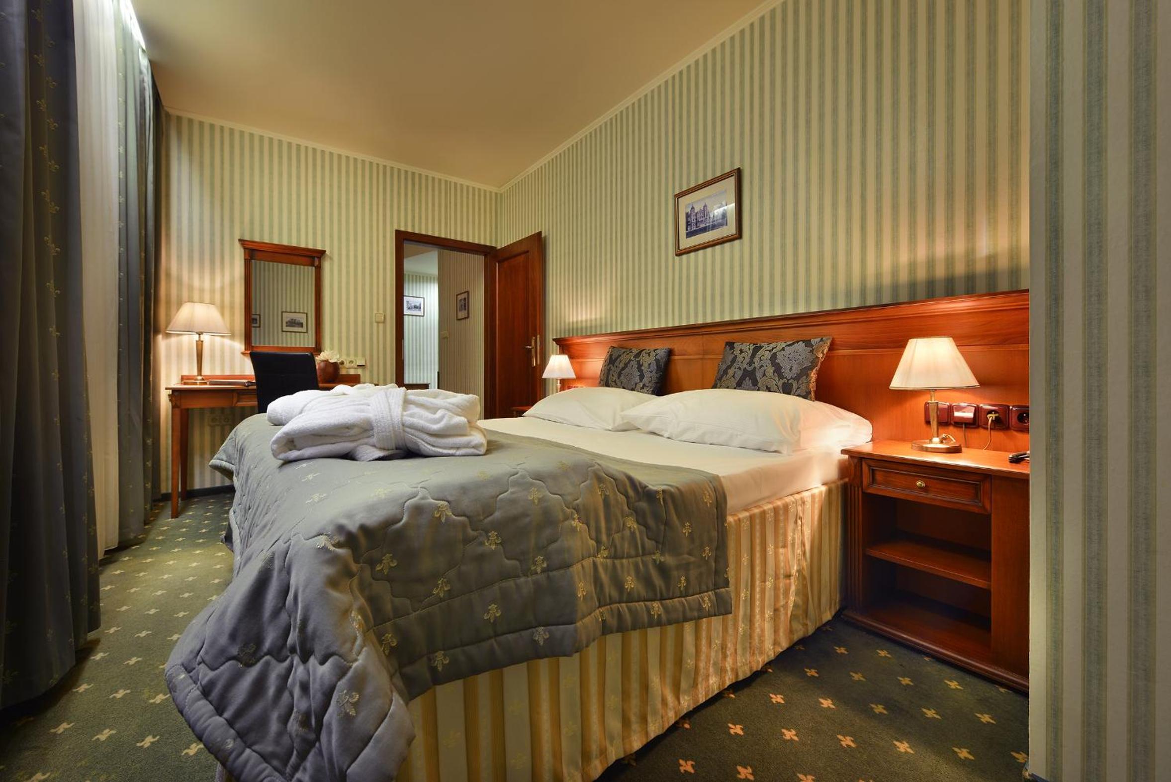 Deluxe Triple Room with Balcony or Terrace photo 2