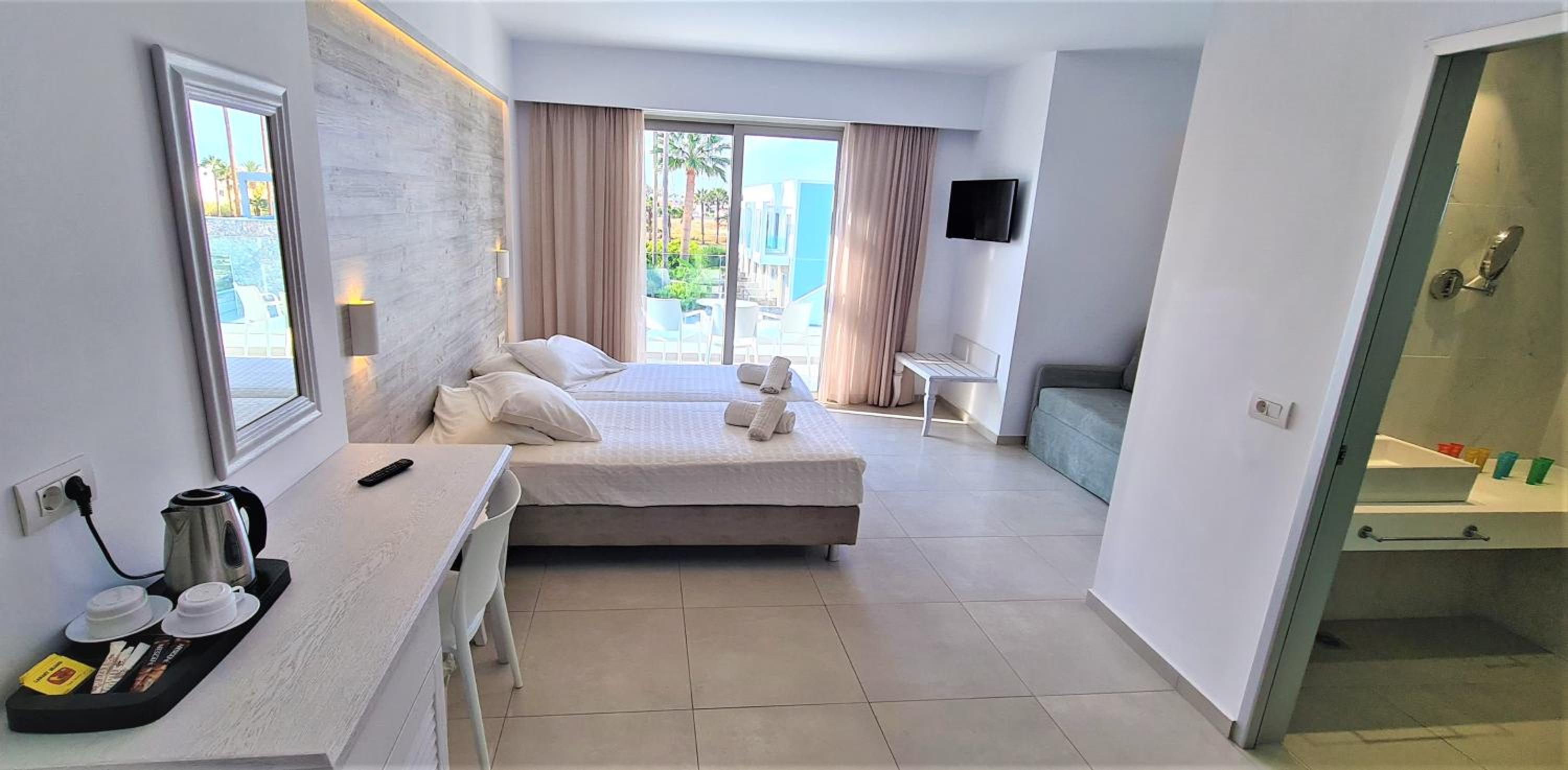 Deluxe Junior Suite with Pool View - Photo 1