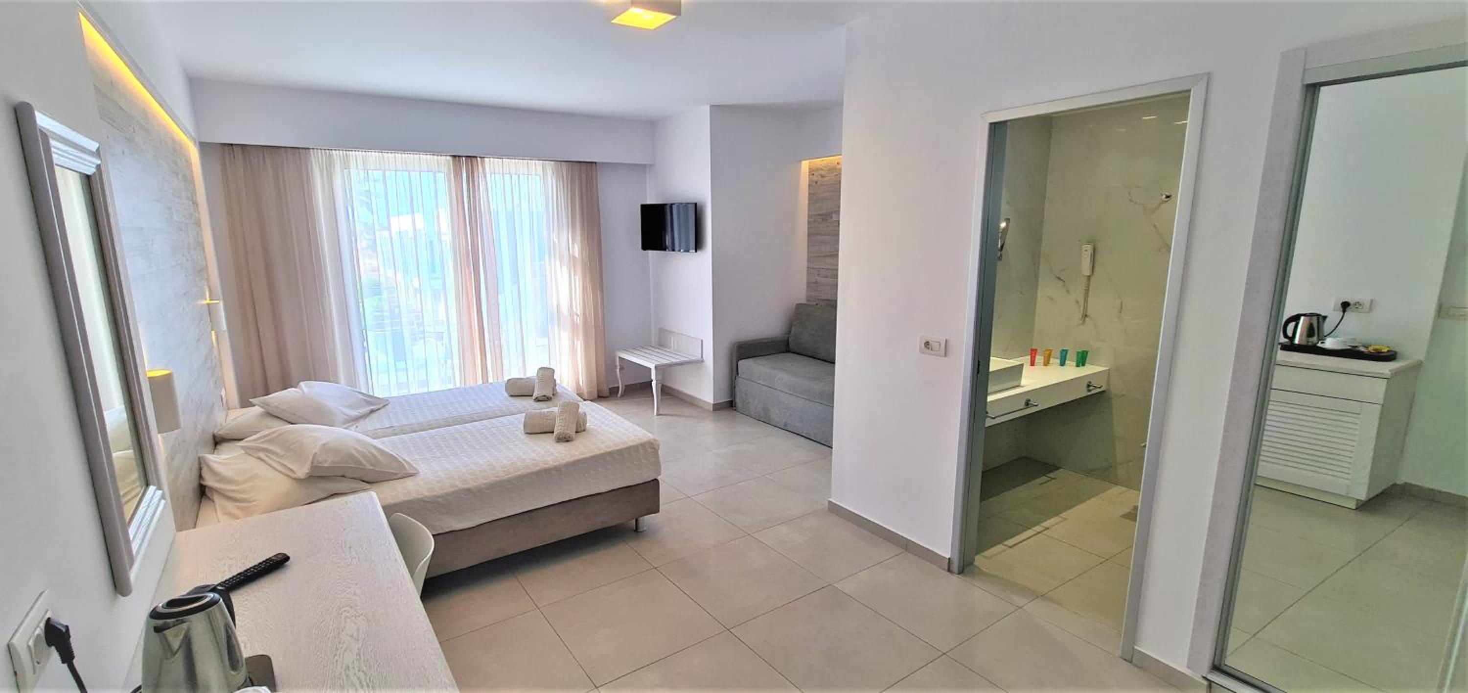 Deluxe Junior Suite with Pool View - Photo 3