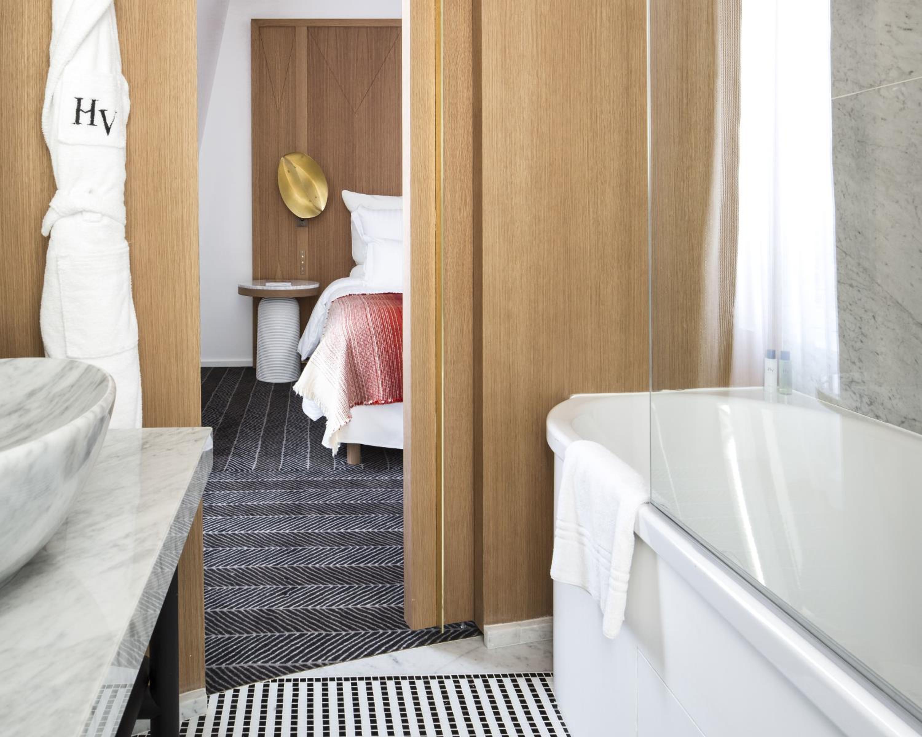 Superior Double Room thumbnail 6