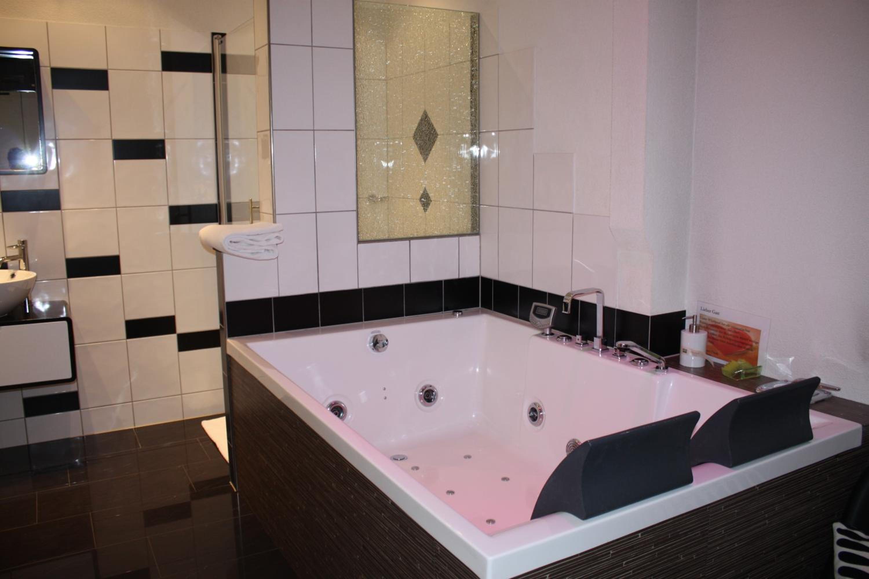 Queen Room with Spa Bath photo 3