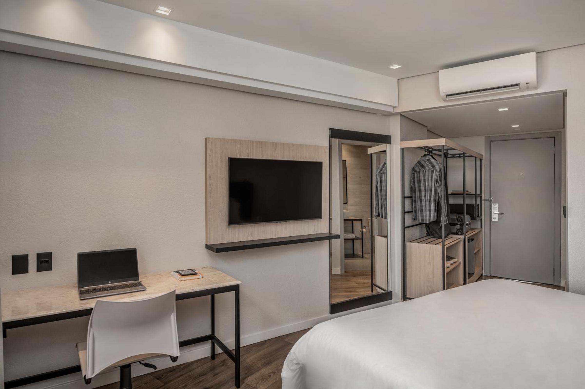 Standard Double - 1 Queen Bed - Photo 2