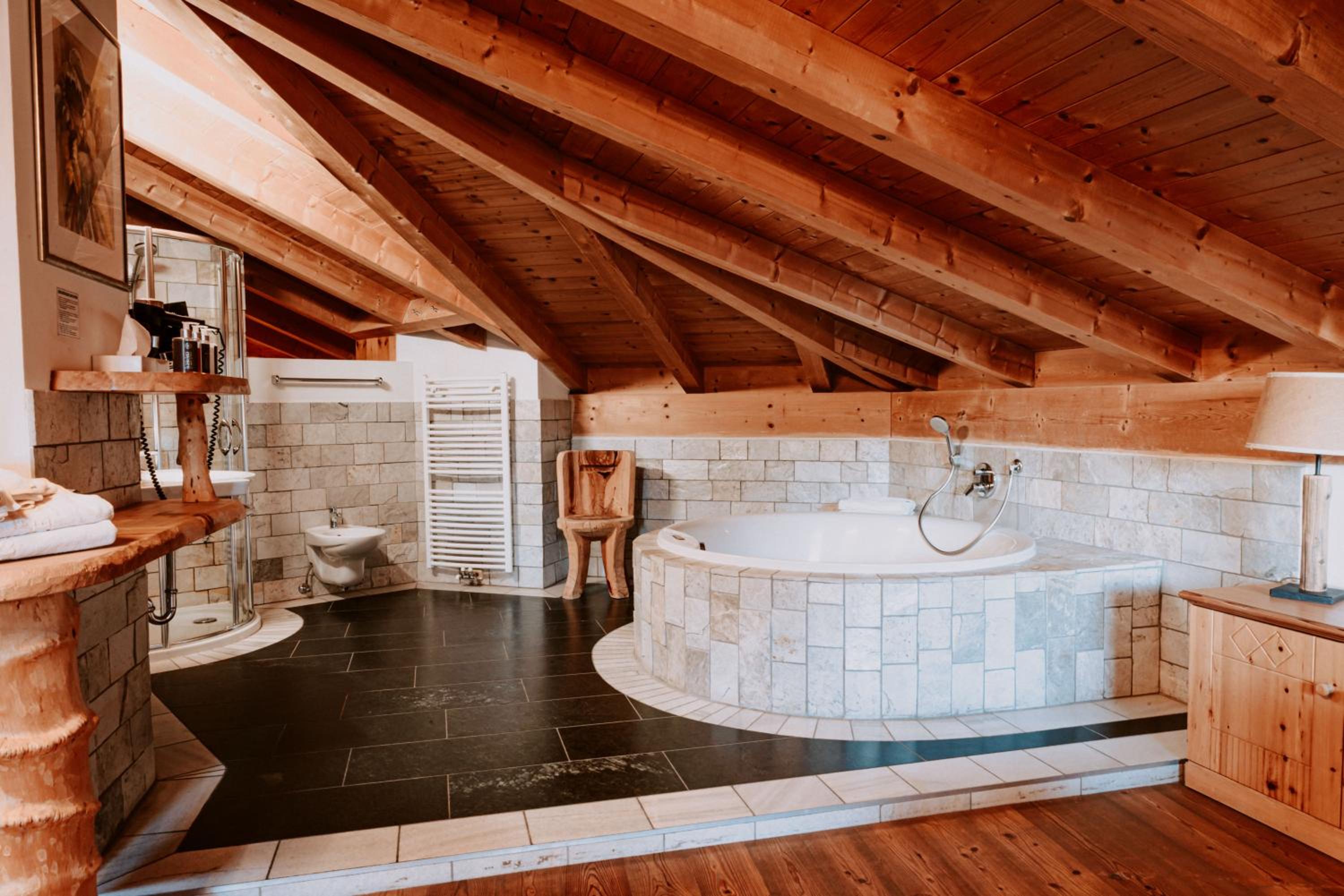 Deluxe Suite with Spa Bath photo 3