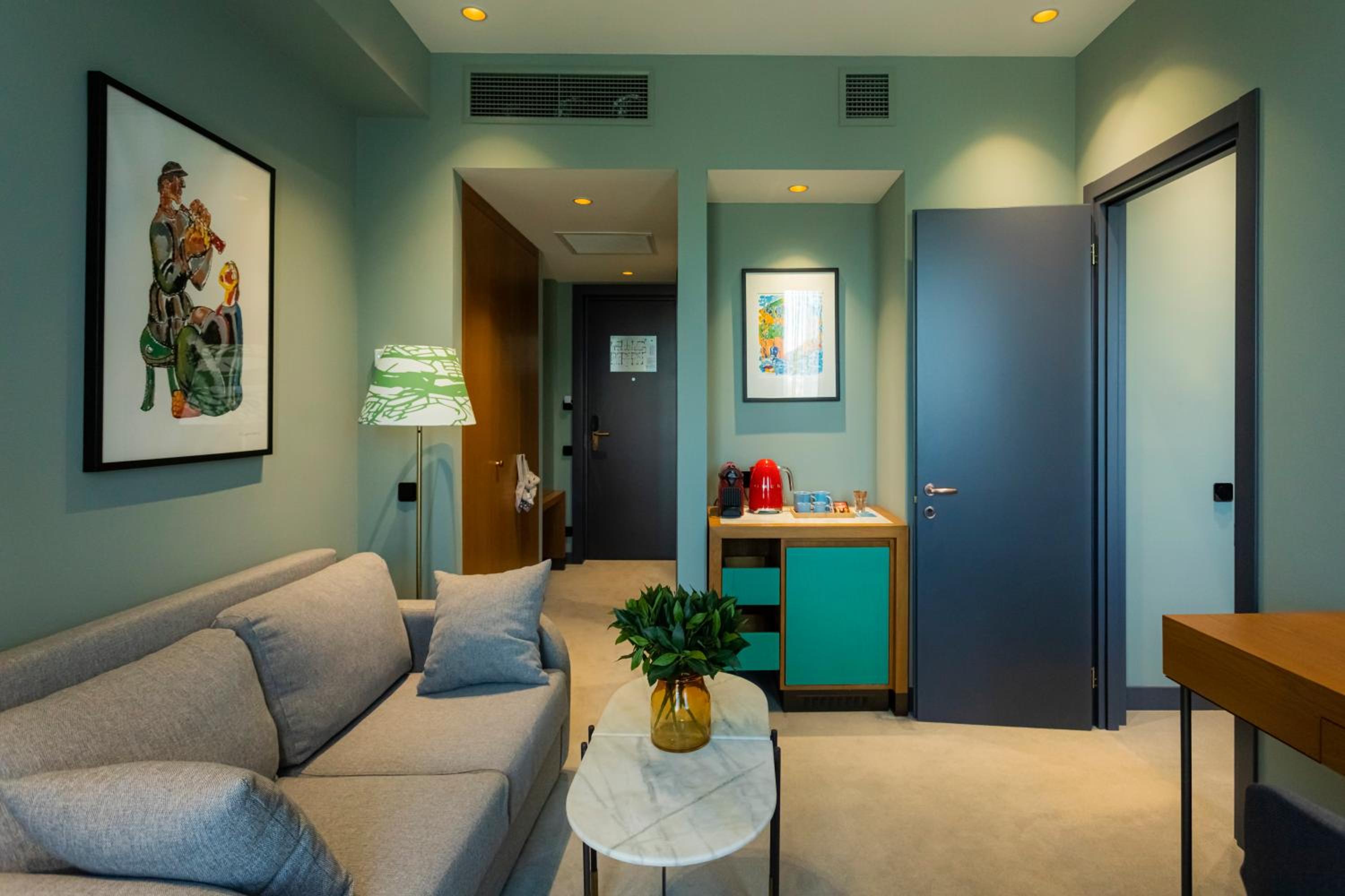 Executive Suite - Photo 4