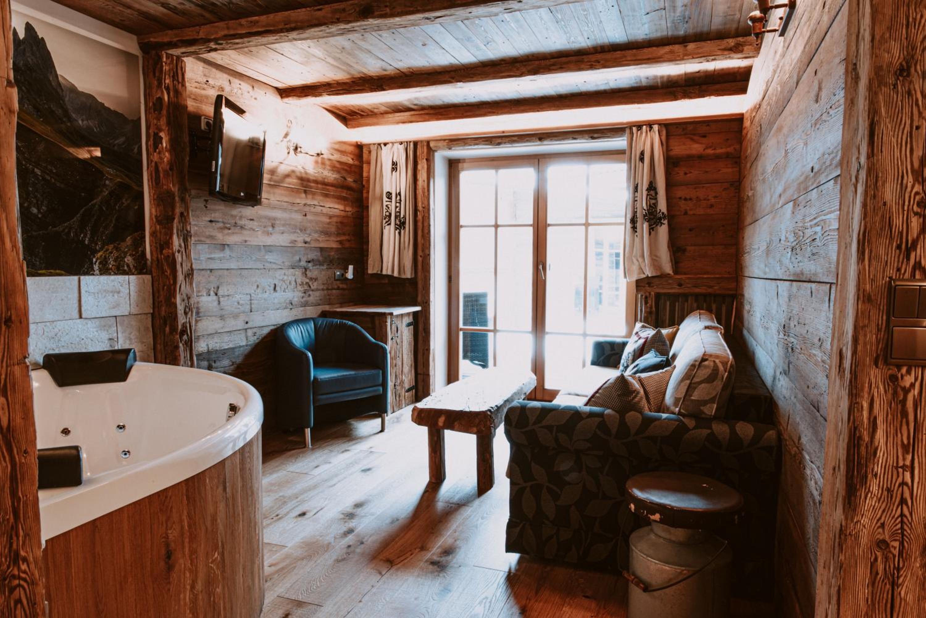 Suite with Hot Tub photo 2