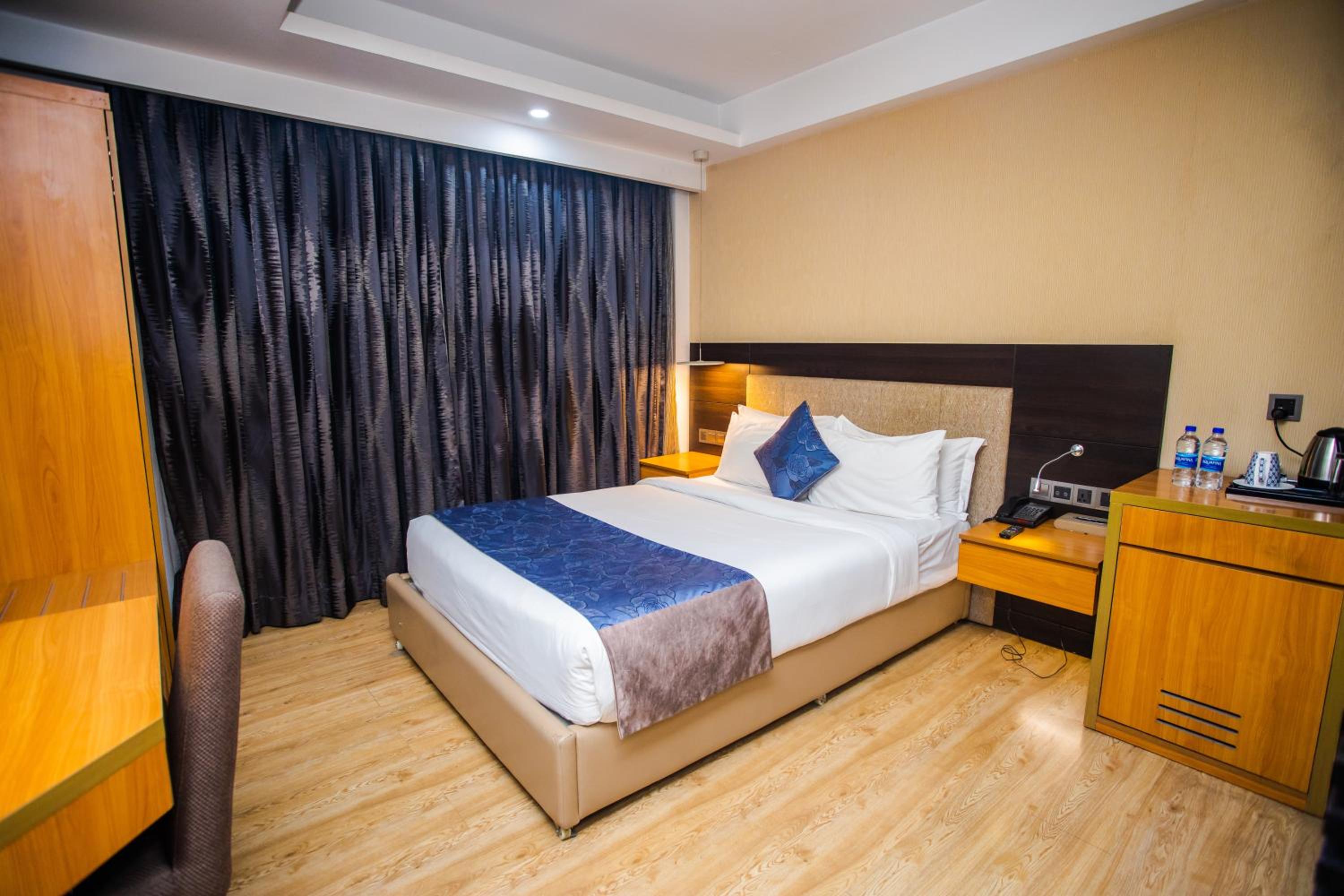 Queen Room photo 2