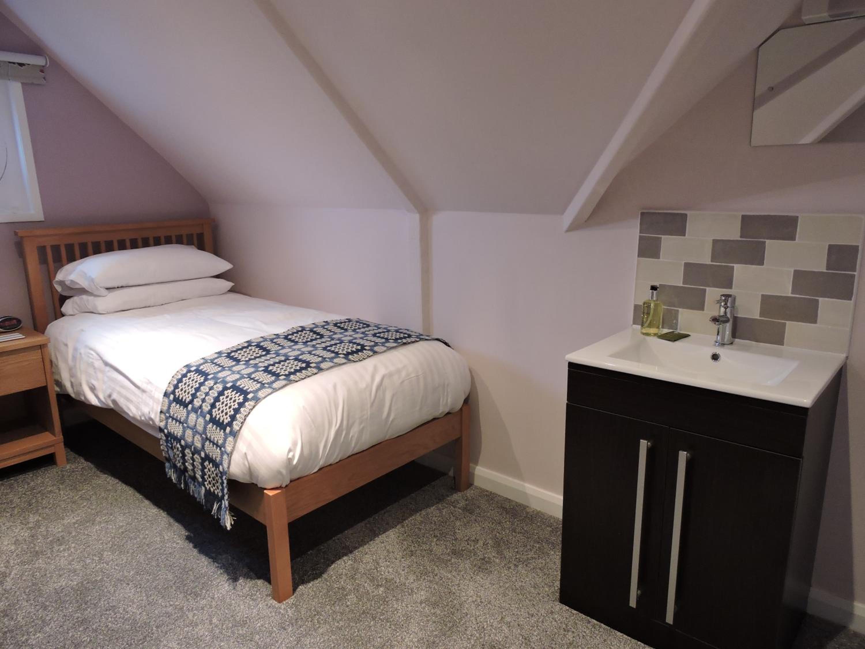 Single Room with Private Bathroom photo 3