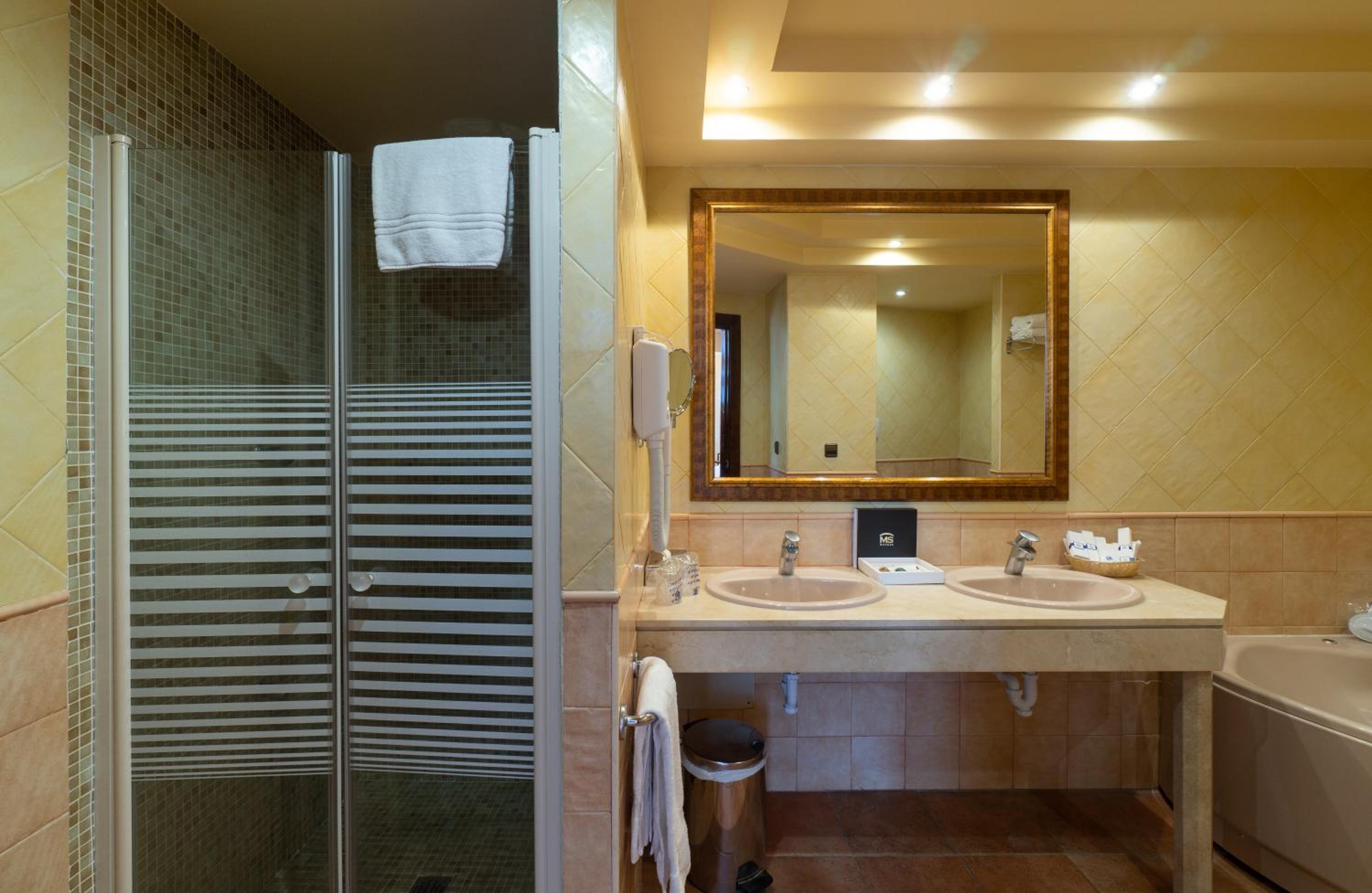 Twin Suite - Photo 12