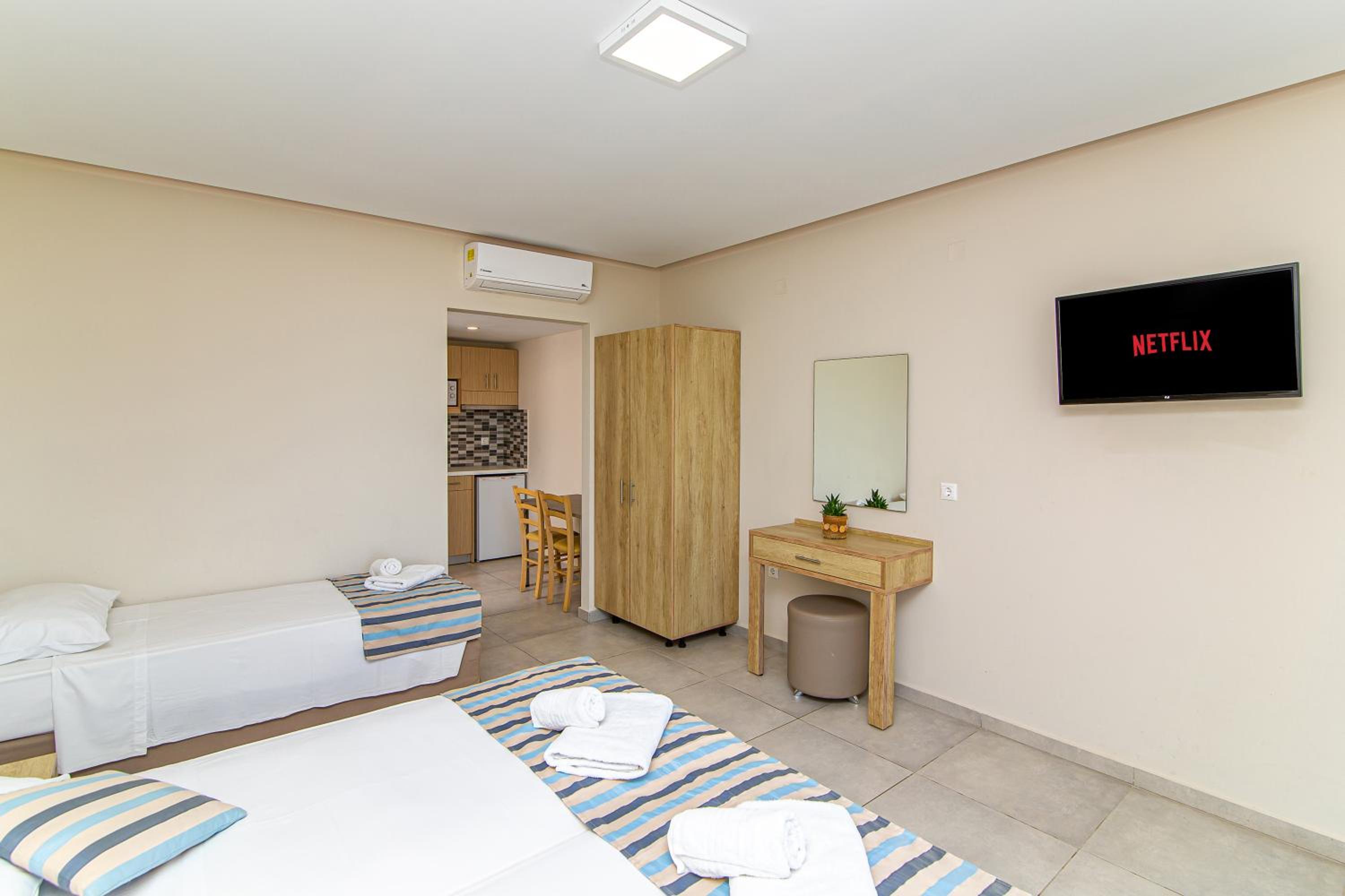 Superior Triple Studio with Sea View - Photo 3