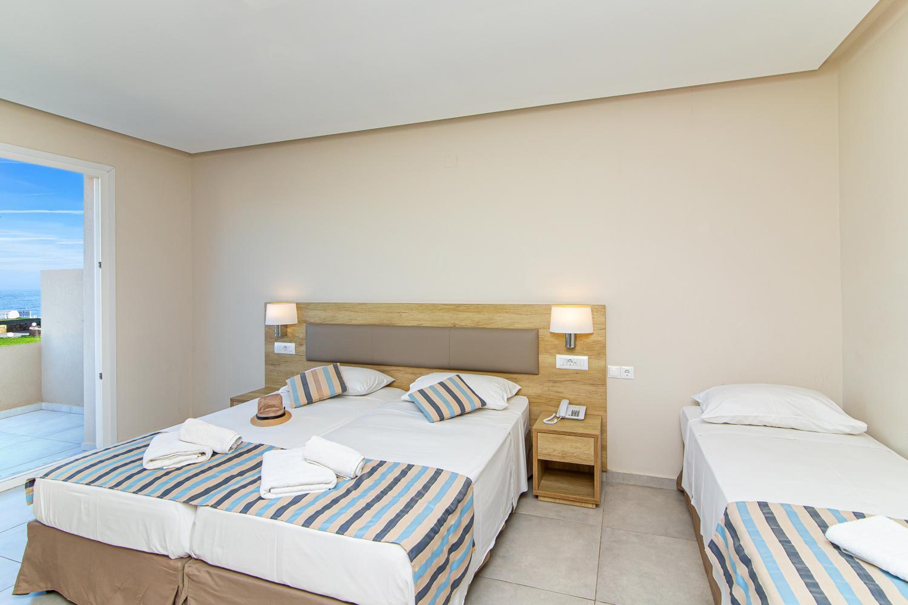 Superior Triple Studio with Sea View - Photo 11