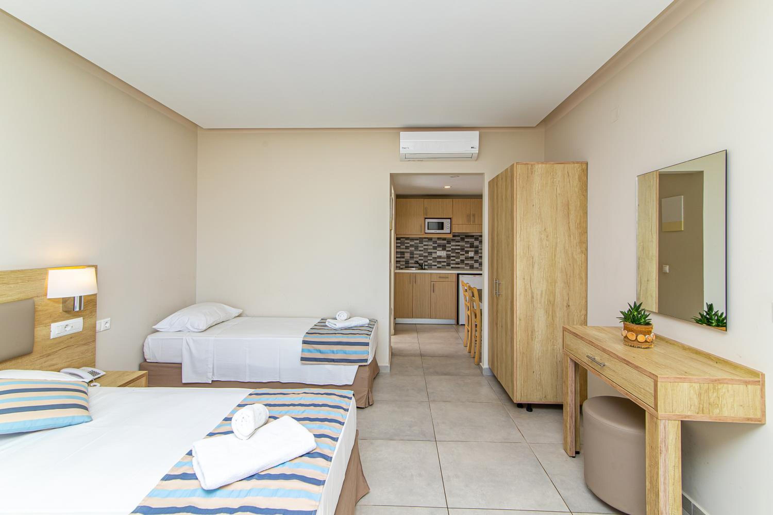 Superior Triple Studio with Sea View - Photo 4