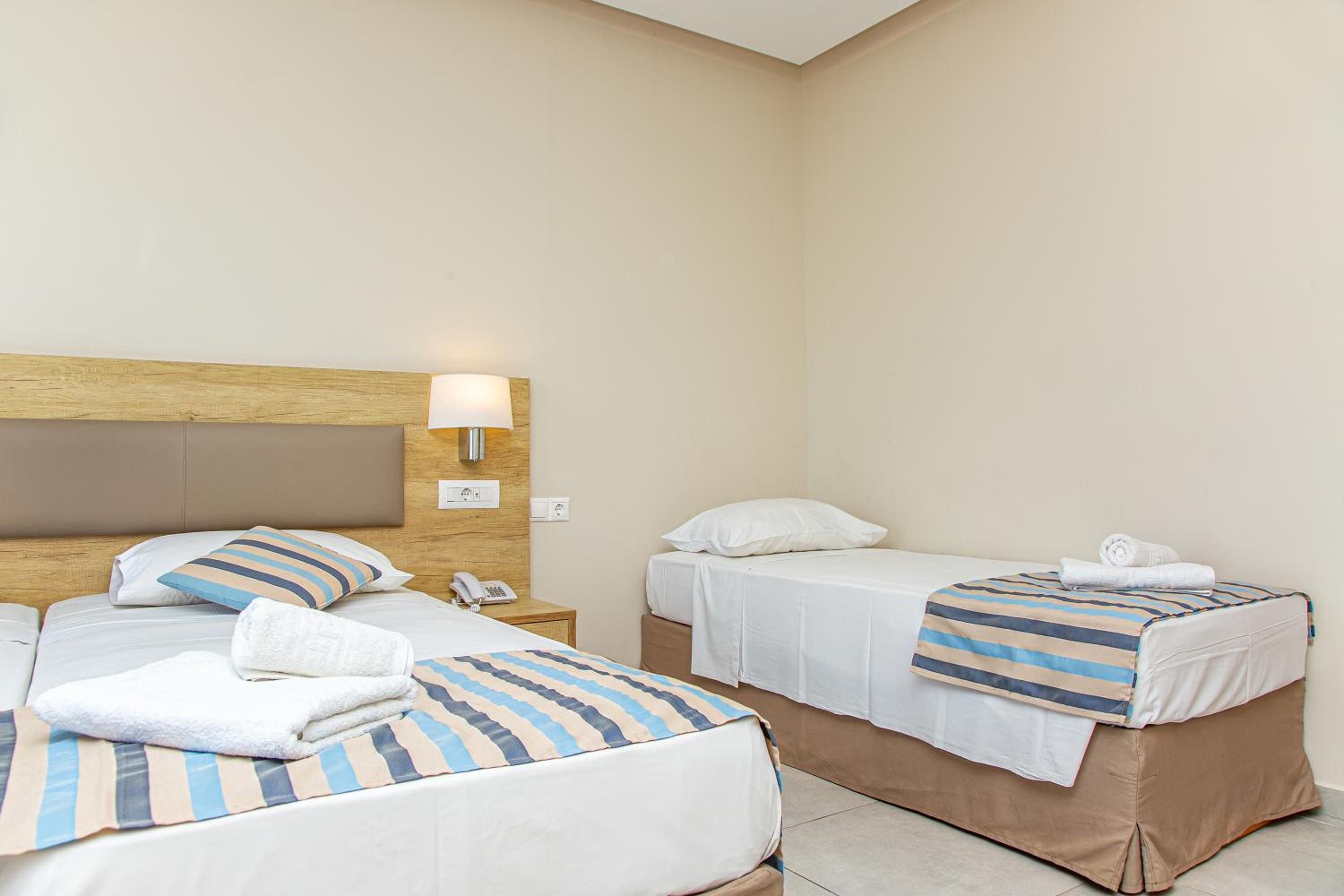 Superior Triple Studio with Sea View - Photo 5