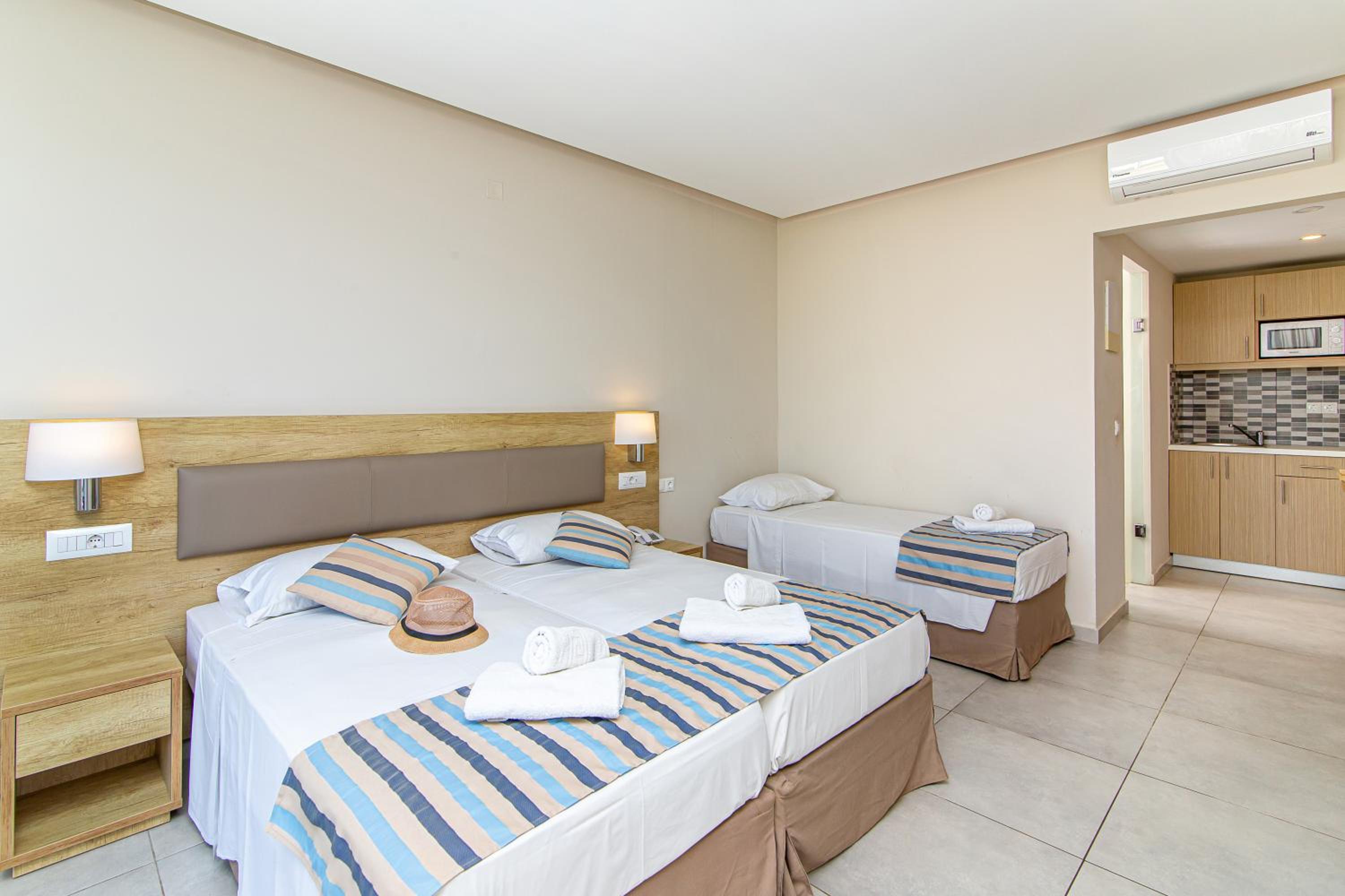 Superior Triple Studio with Sea View - Photo 10
