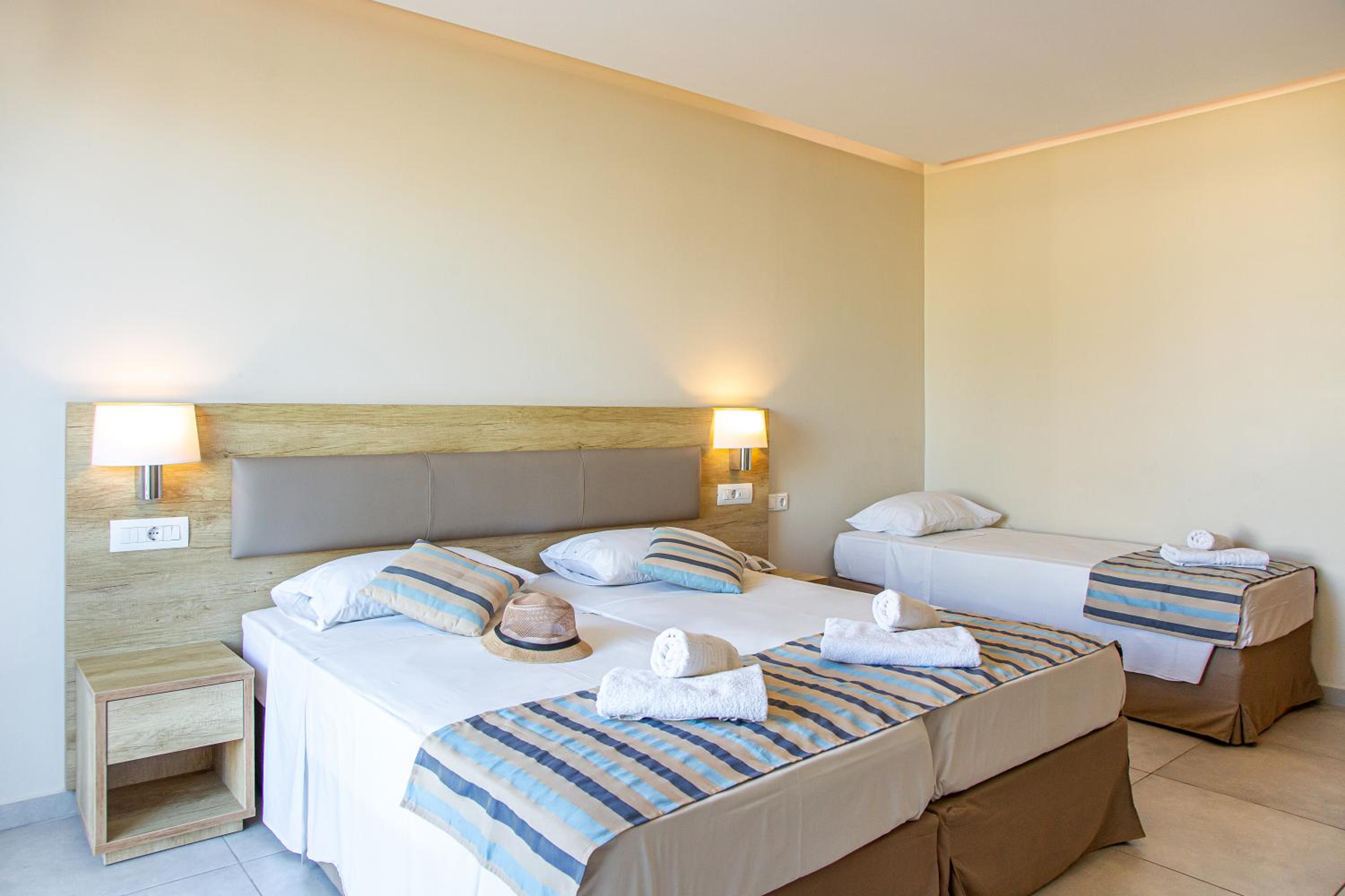 Superior Triple Studio with Sea View - Photo 8