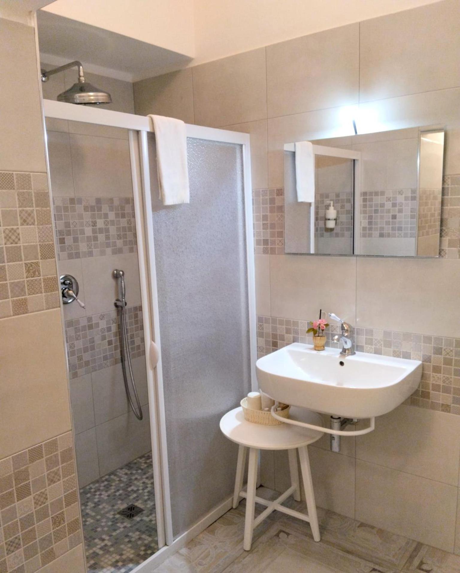 Quadruple Room with Private Bathroom - Photo 7