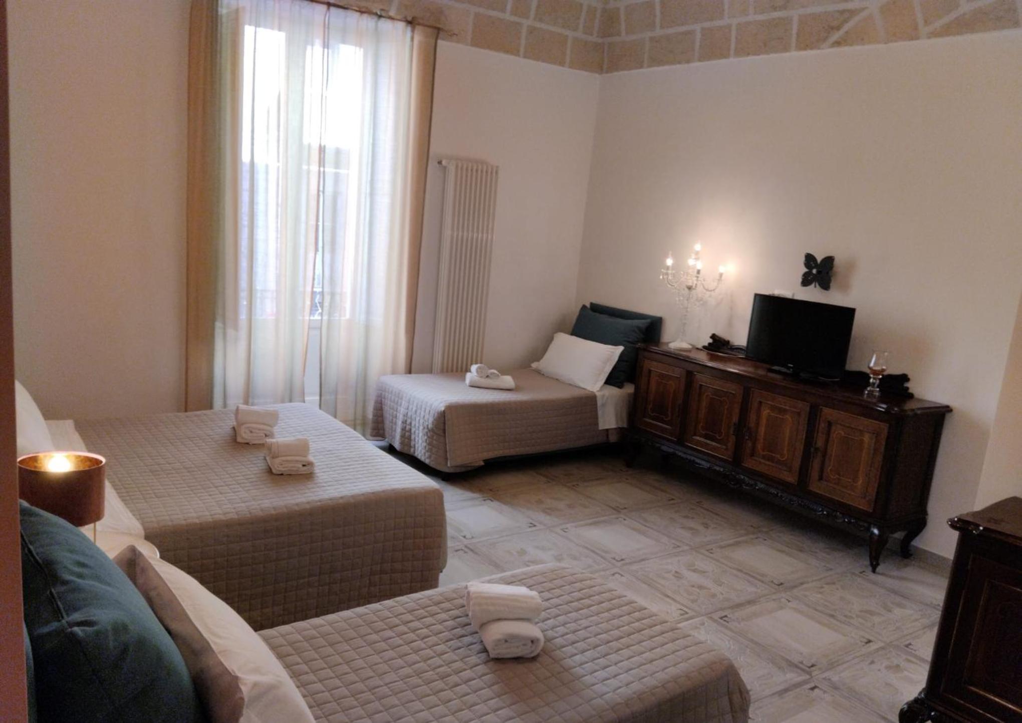 Quadruple Room with Private Bathroom - Photo 3