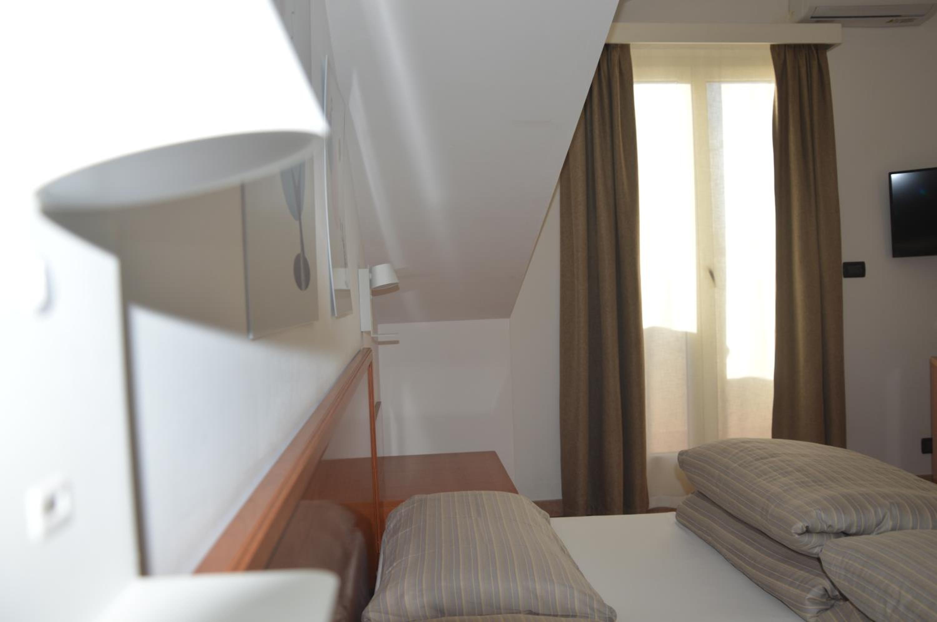 Double or Twin Room - Photo 3