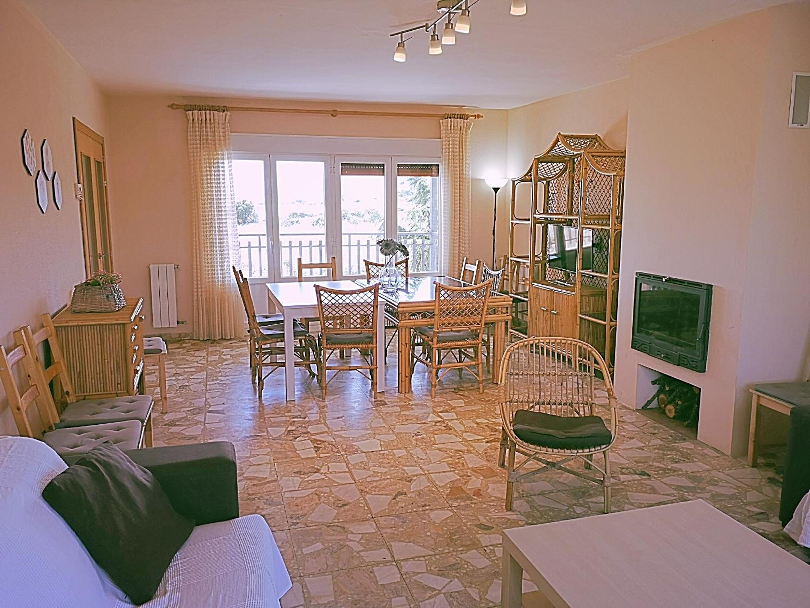 Six-Bedroom House photo 3
