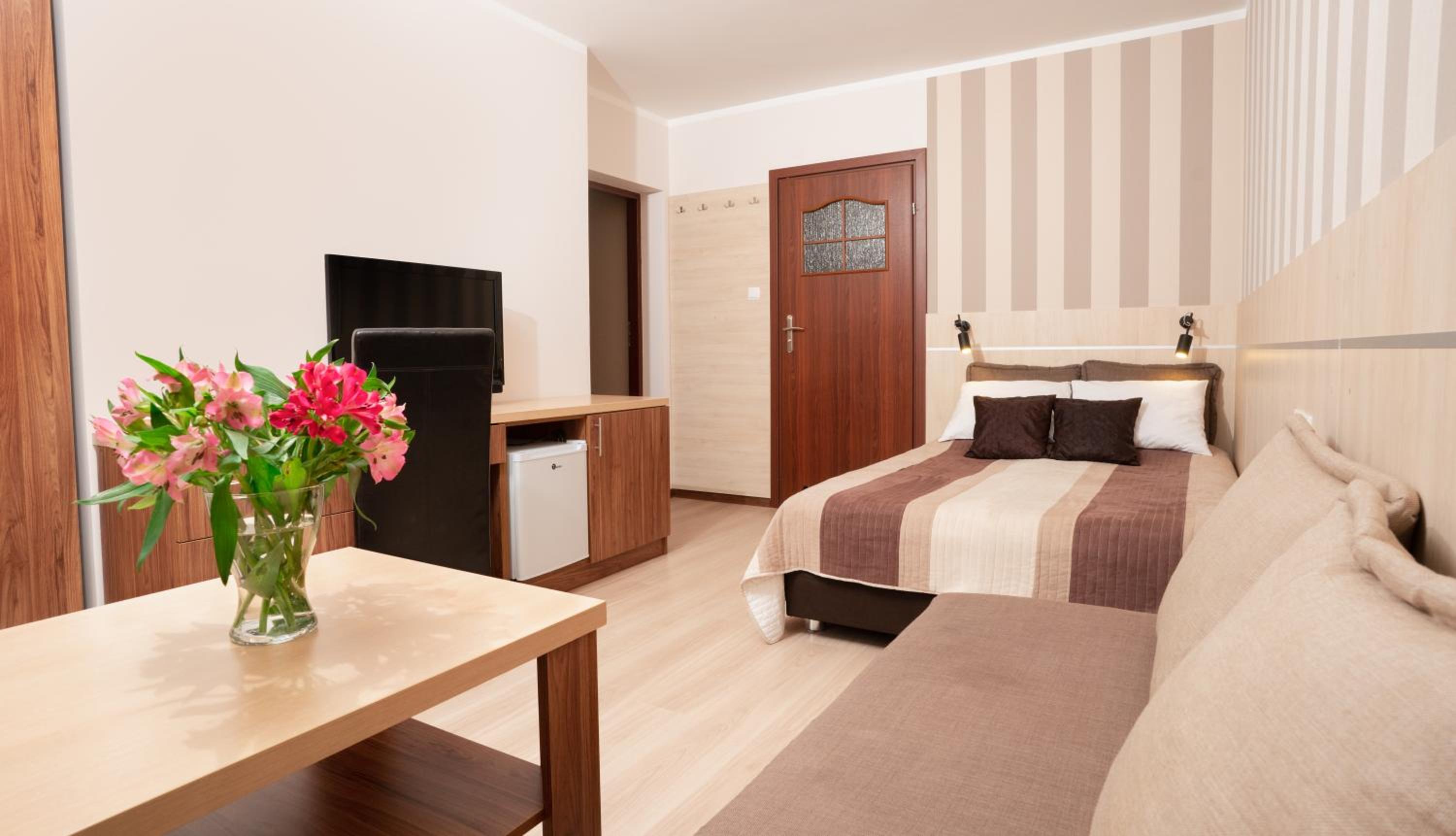 Double or Twin Room with Balcony - Photo 2