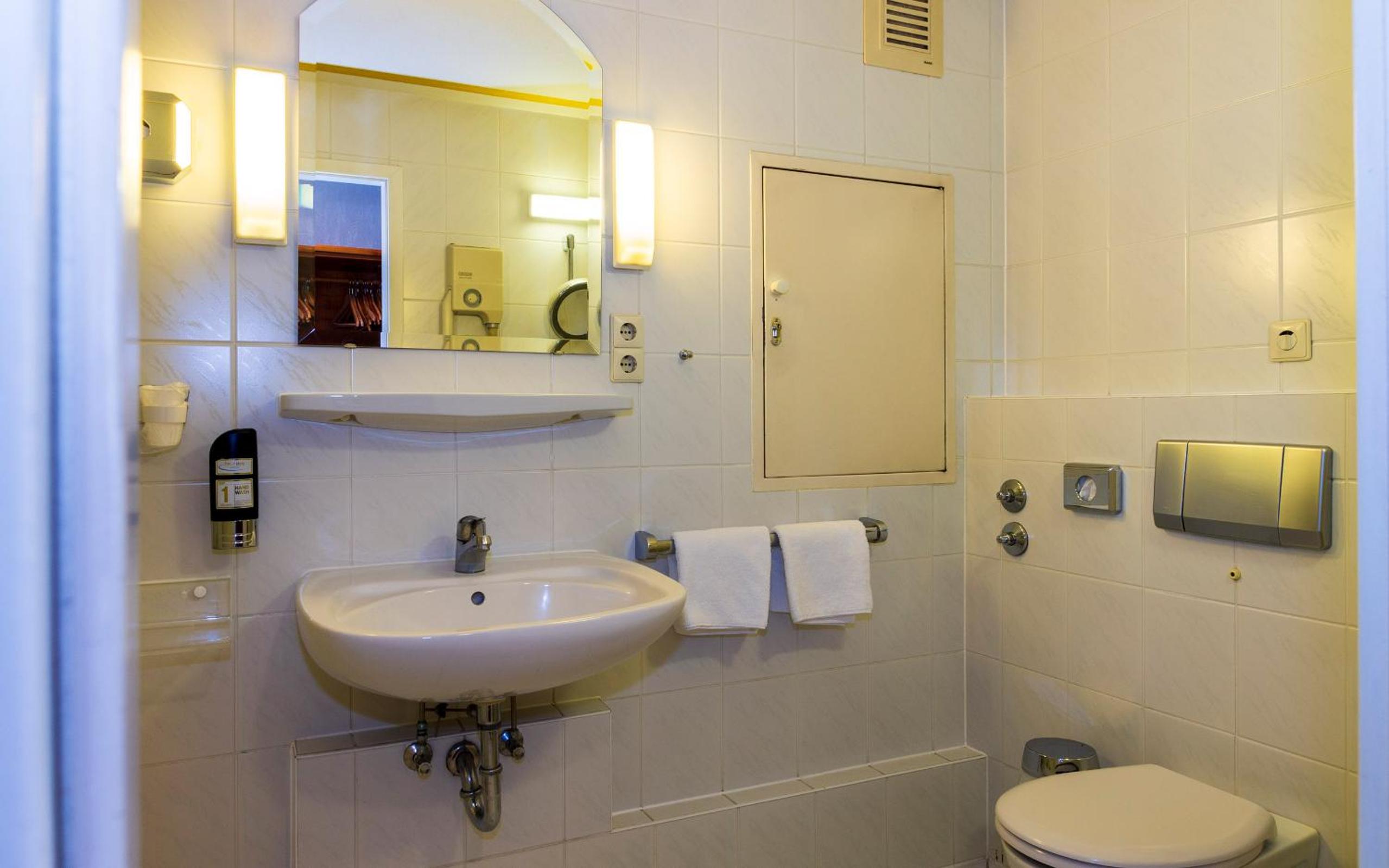 Twin Room - Photo 3