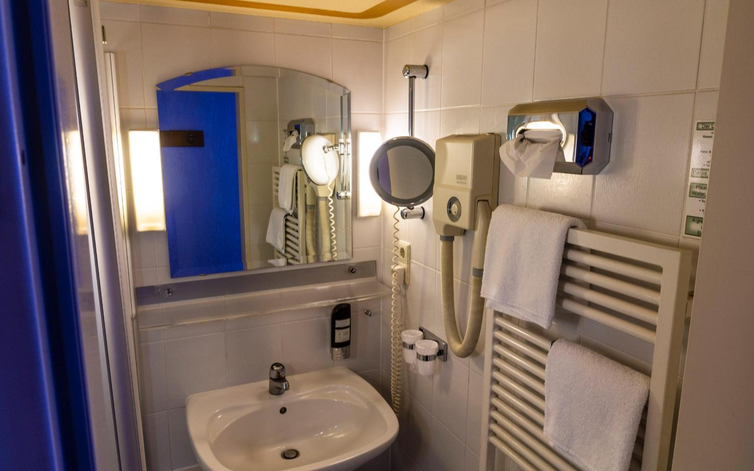 Standard Double Room - Photo 8