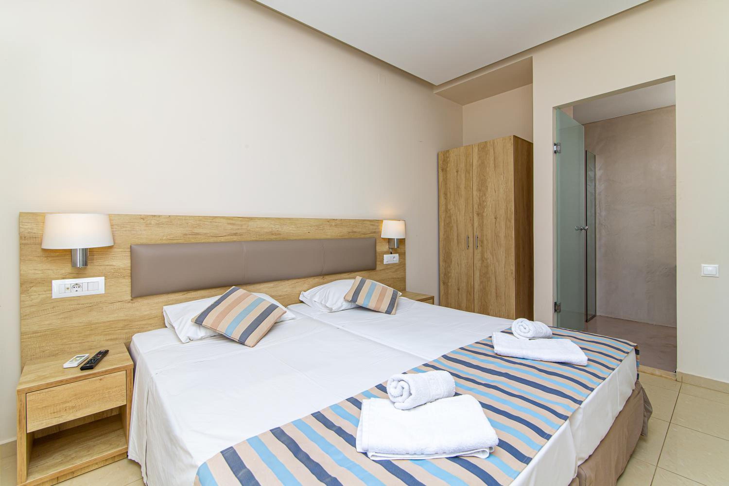 Family Two-Bedroom Apartment with Sea View photo 2