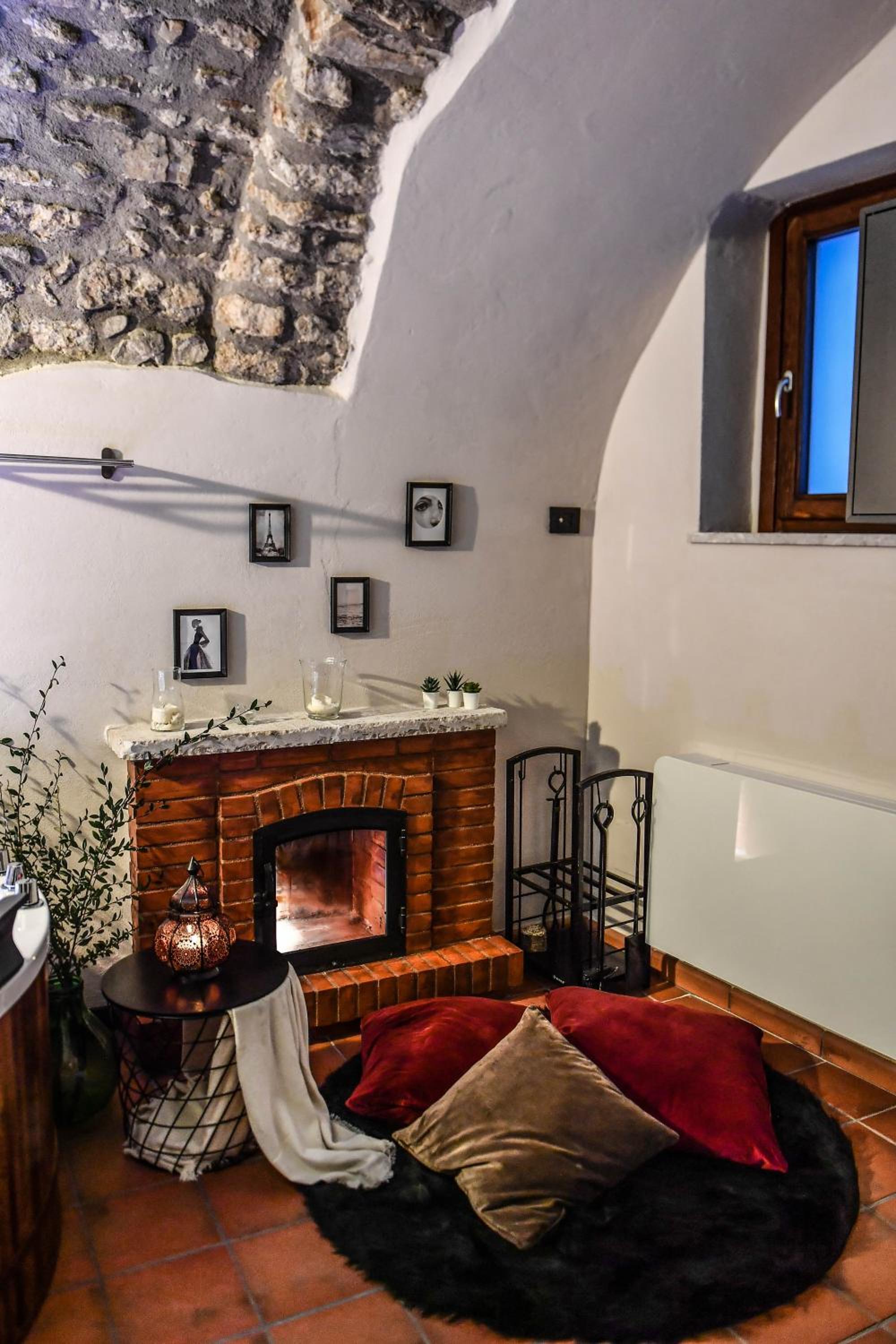 Suite with Hot Tub - Photo 6