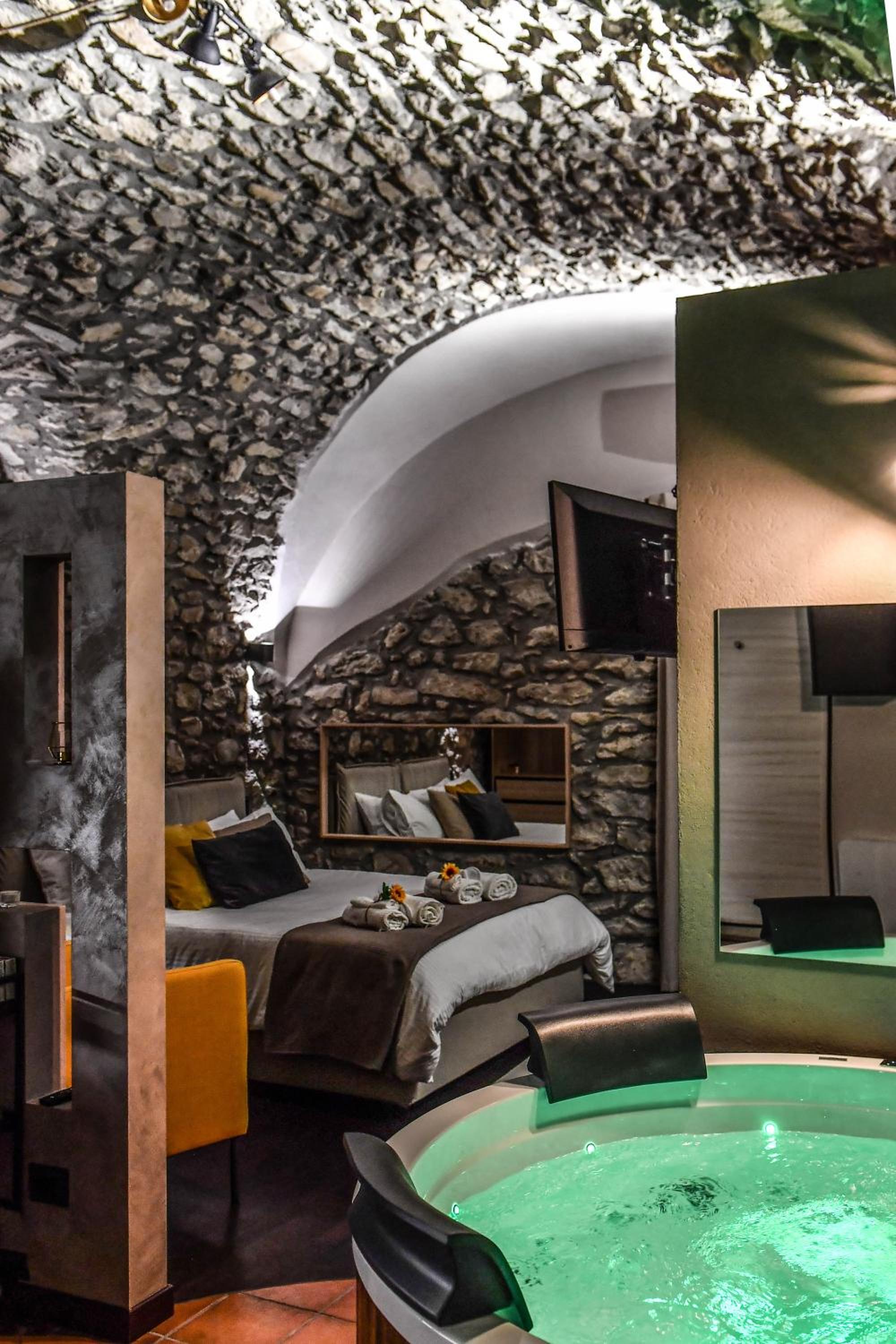 Suite with Hot Tub - Photo 2