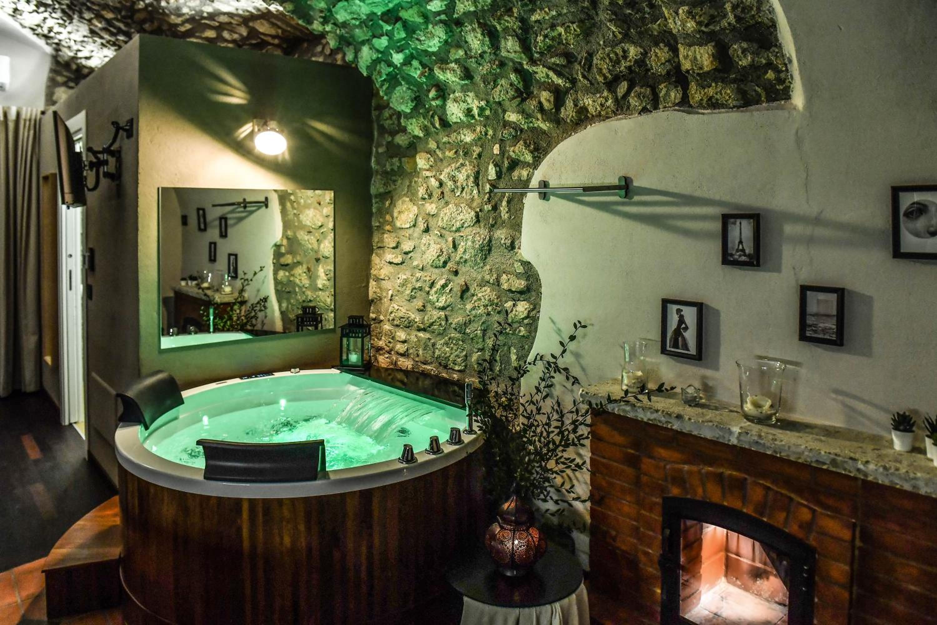 Suite with Hot Tub - Photo 21