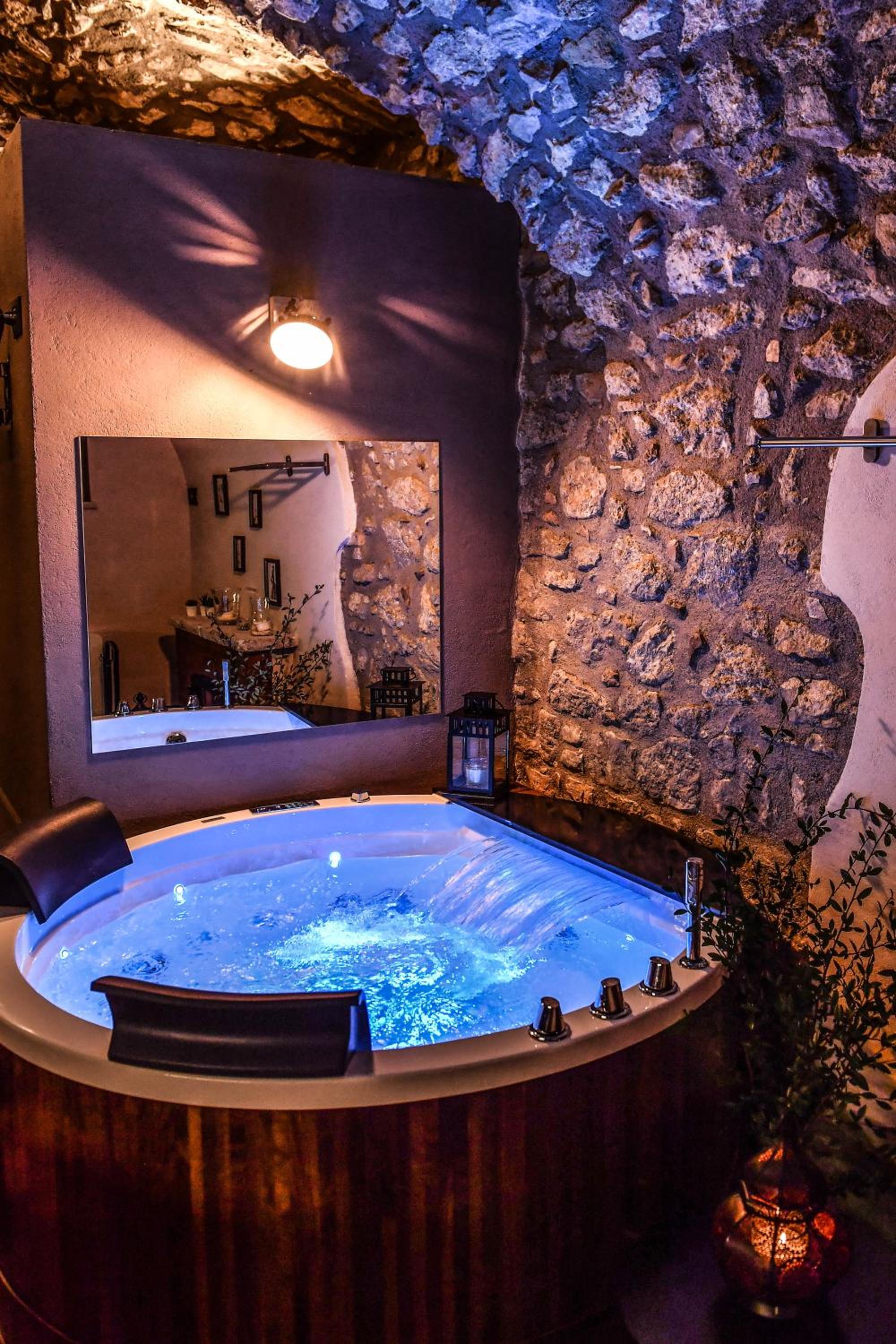 Suite with Hot Tub - Photo 23