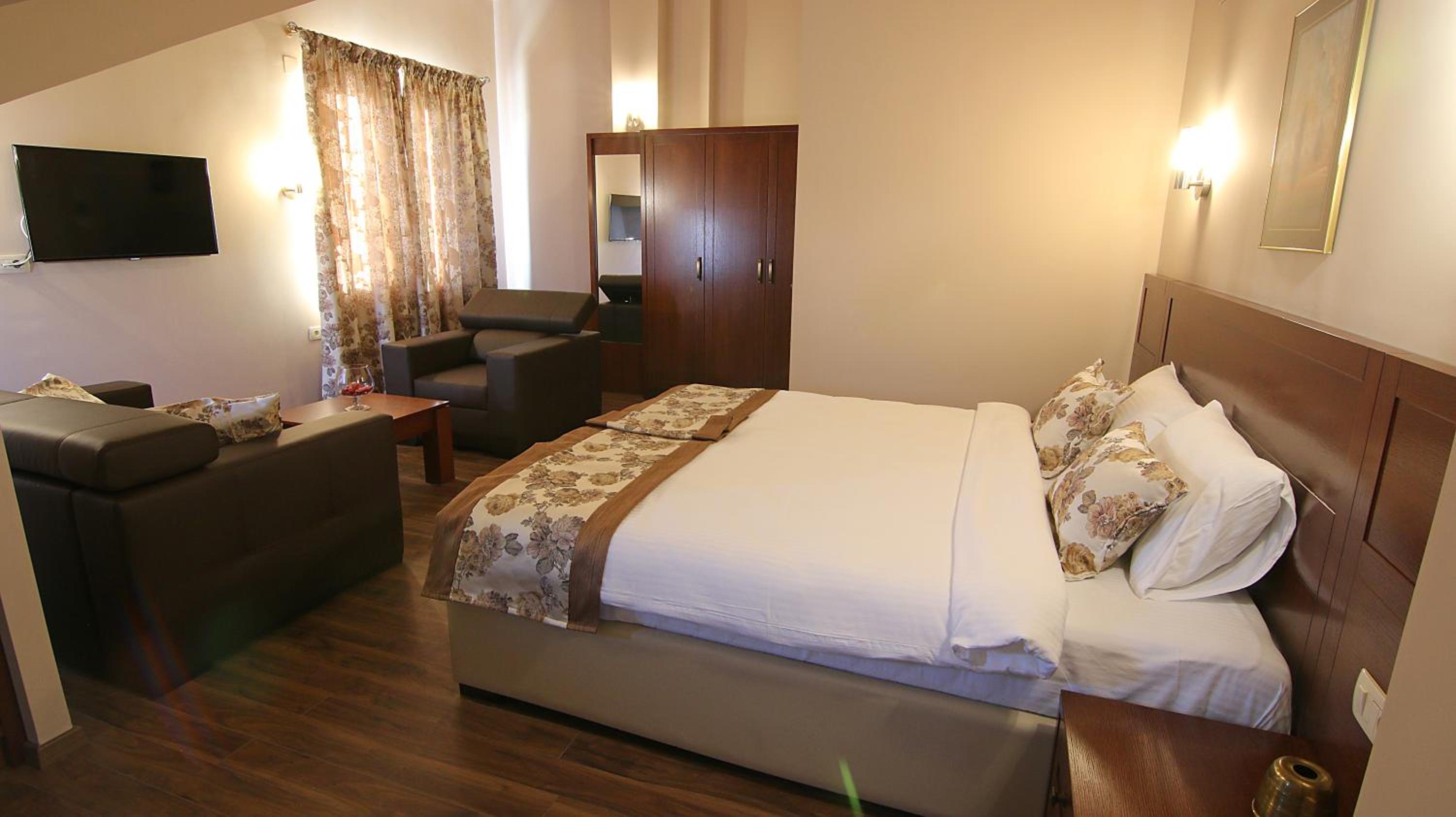 Superior Suite - Photo 4