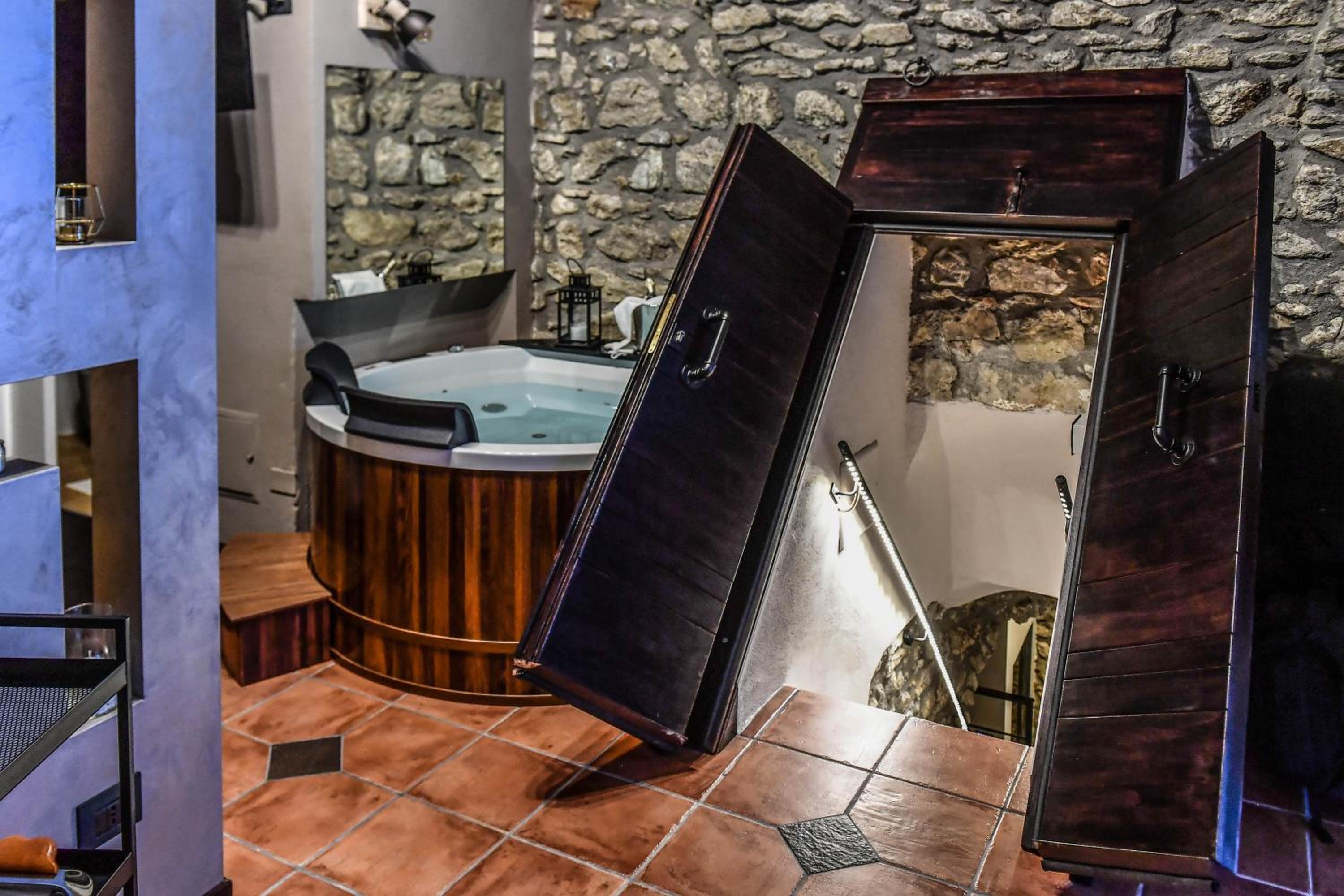 Superior King Suite - Photo 4