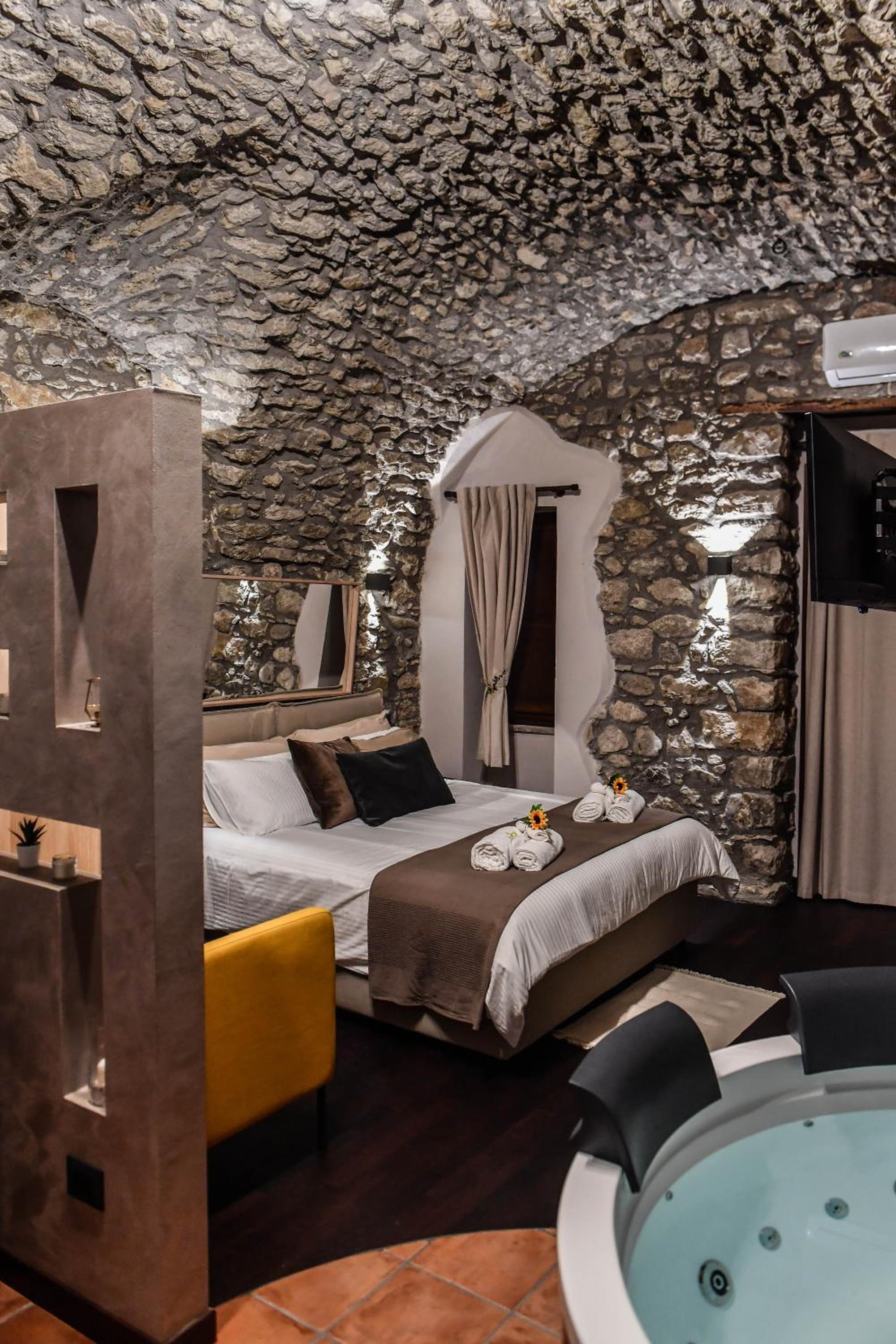 Superior King Suite - Photo 3