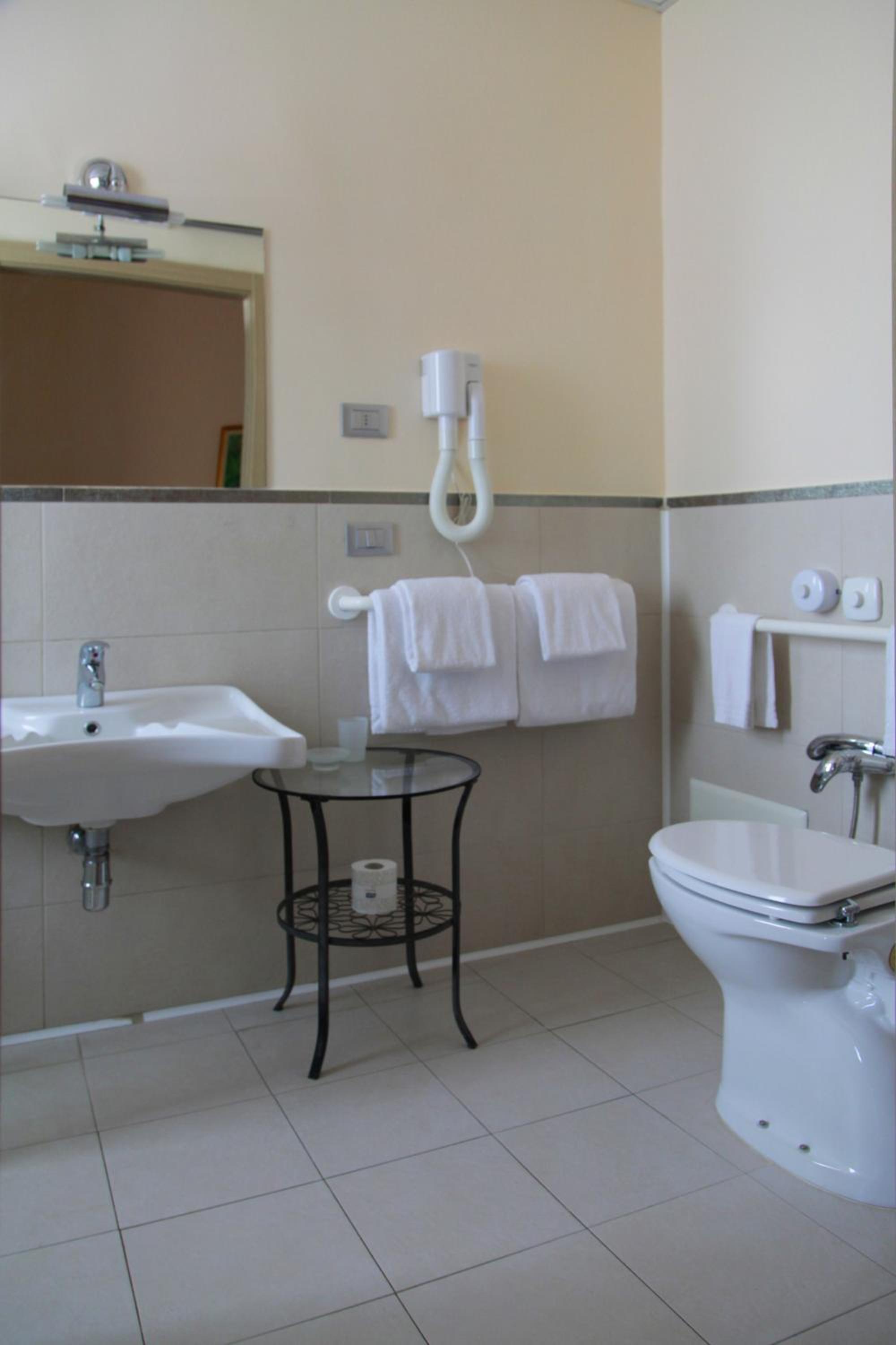 Double Room with Balcony - Disability Access - Photo 3